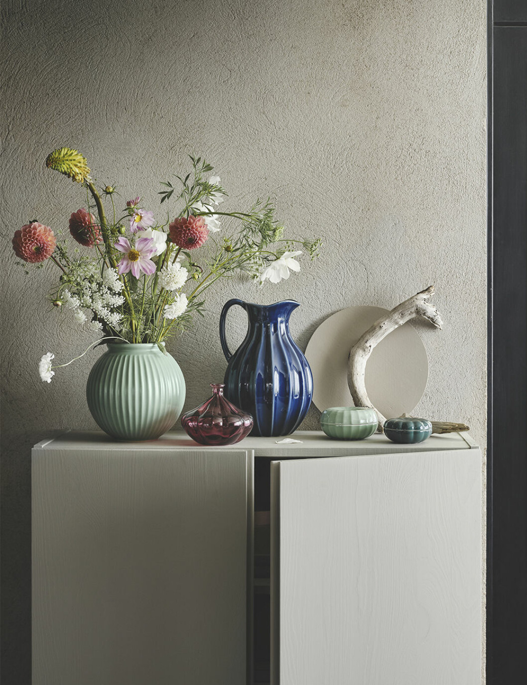 Detaljer i djupare färger bryter av det naturnära. Keramik och vaser i fina färger från Ikea