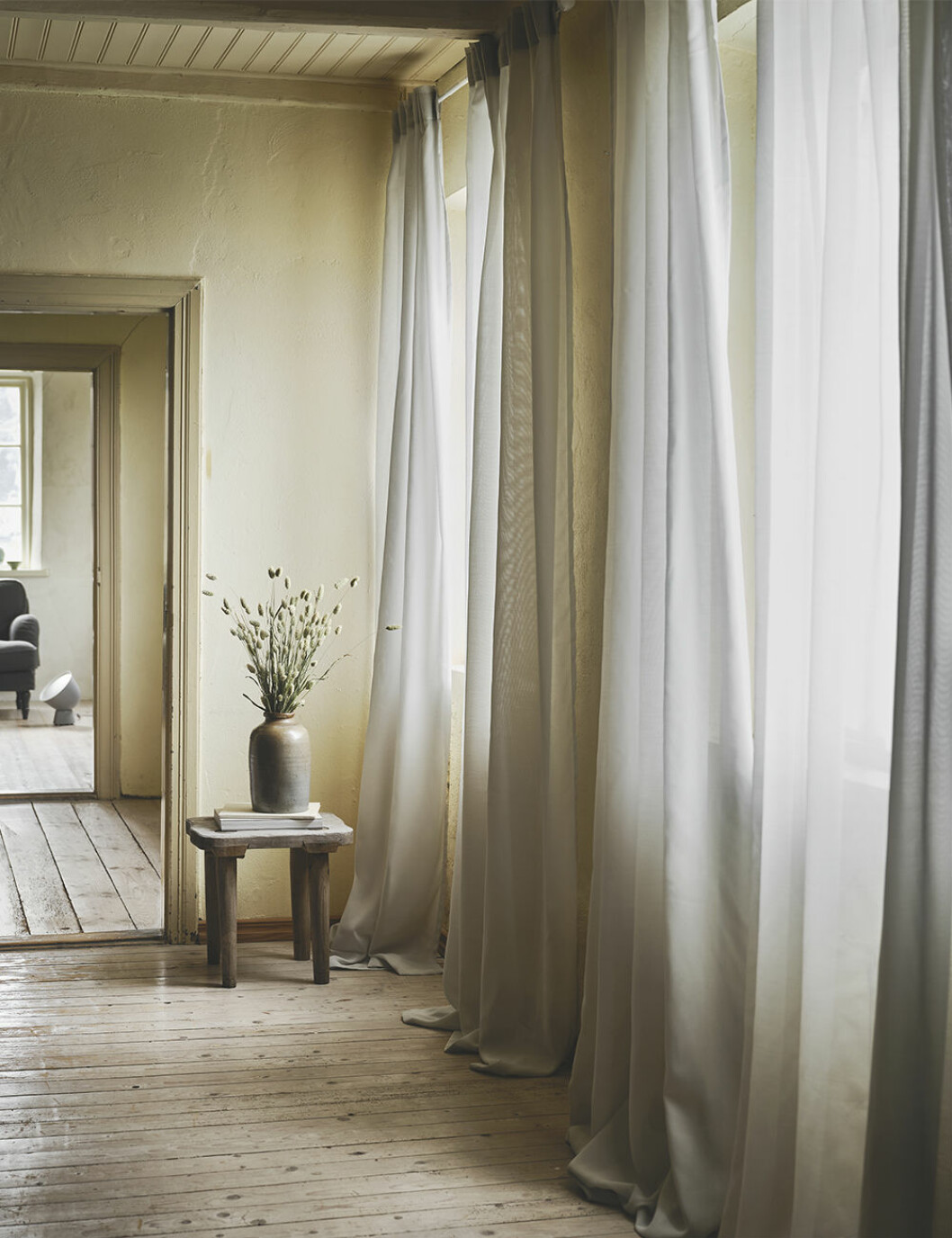 Gardinerna <em>Gunrid</em> renar luften i hemmet. Gunrid gardin från Ikea som är luftrenande