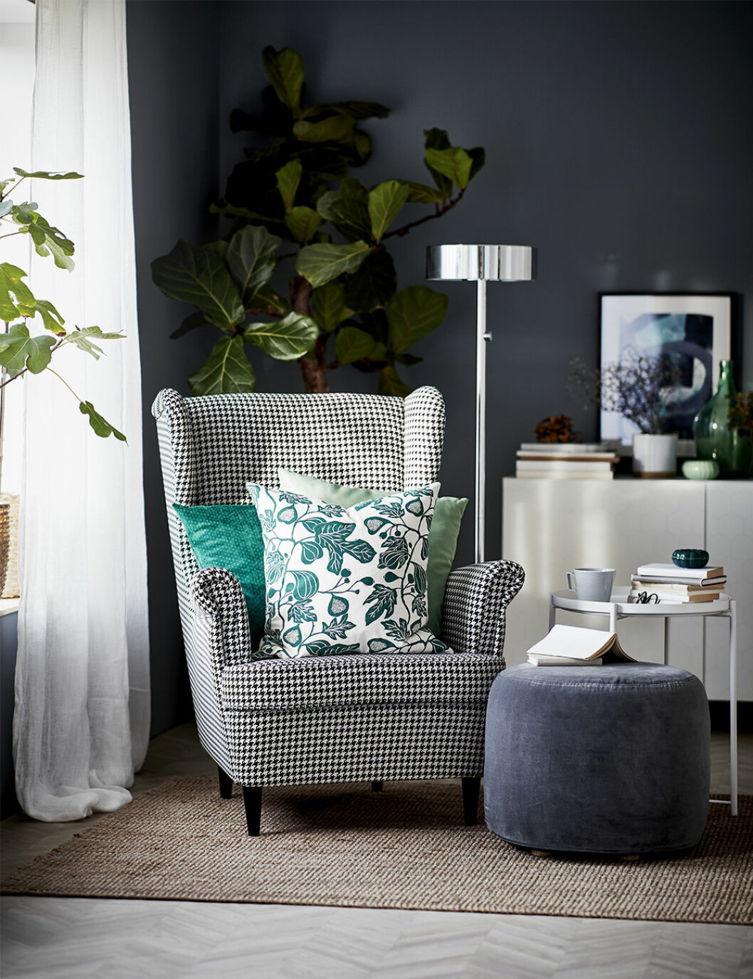 Grönskan syns i både växter och i prints på textilier. Vardagsrumsinspiration från Ikea våren 2020