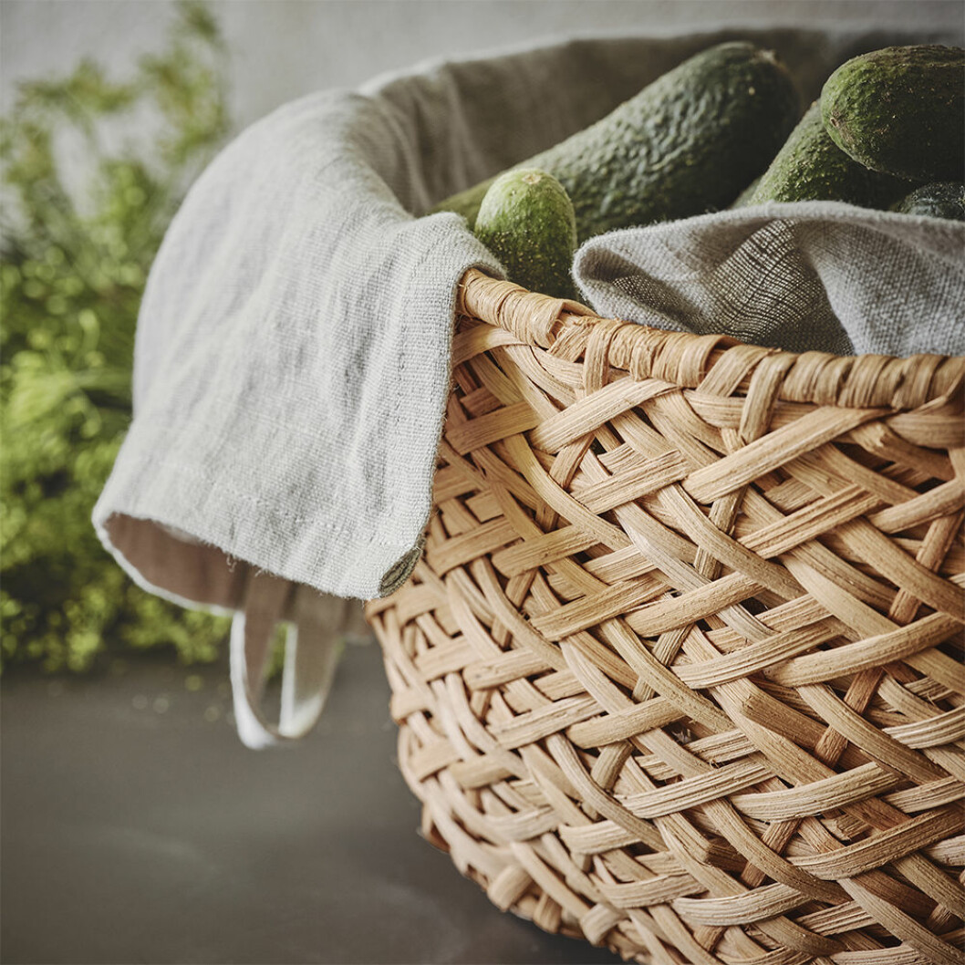 Flätade naturmaterial ger en mjuk touch i köket. Förvaringskorg i naturmaterial från Ikea våren 2020