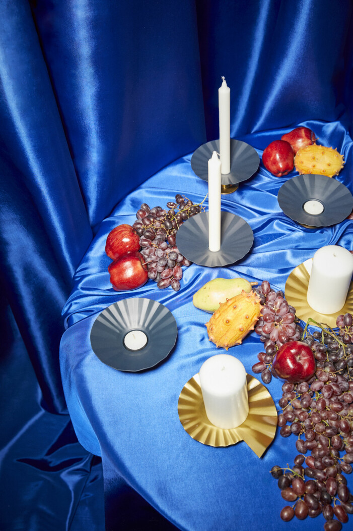 Guld- och silverskimrande ljusstakar i böljande metaller. Foto: Teitur Ardal/Ikea. Ikea Zandra Rhodes Karismatisk kollektion, ljusstakar