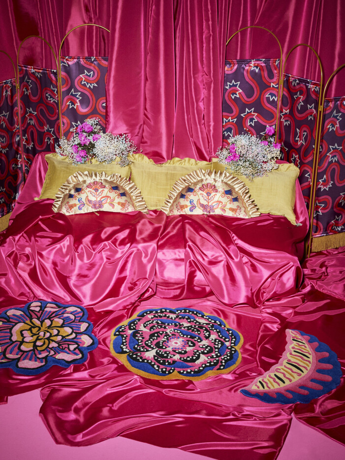 Mönstrade kuddar, mattor och rumsavdelare, alla i färgglada kulörer. Foto: Teitur Ardal/Ikea. Ikea Zandra Rhodes Karismatisk kollektion, mönstrade tyger