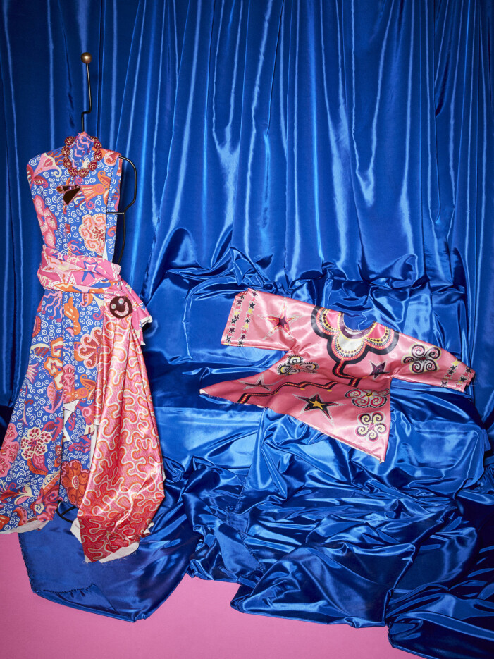 Rhodes maximalistiska tyger går både att köpa i form av färdiga textilier och tyglängder. Foto: Teitur Ardal/Ikea. Ikea Zandra Rhodes Karismatisk kollektion, mönstrade klänningar