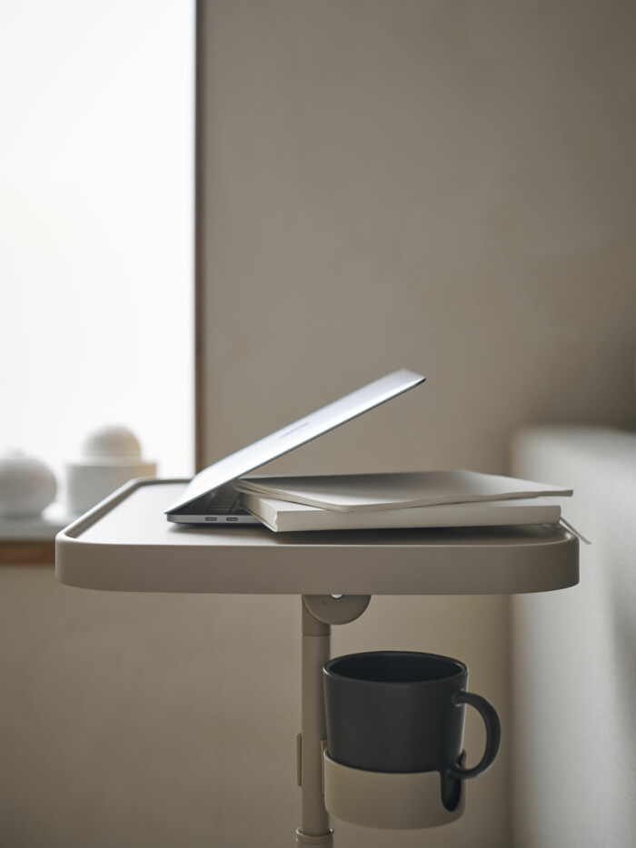 Bordet går att gömma undan, är lätt att flytta runt och ryms till och med i de minsta hemmen. Det har dessutom plats för kaffekoppen!