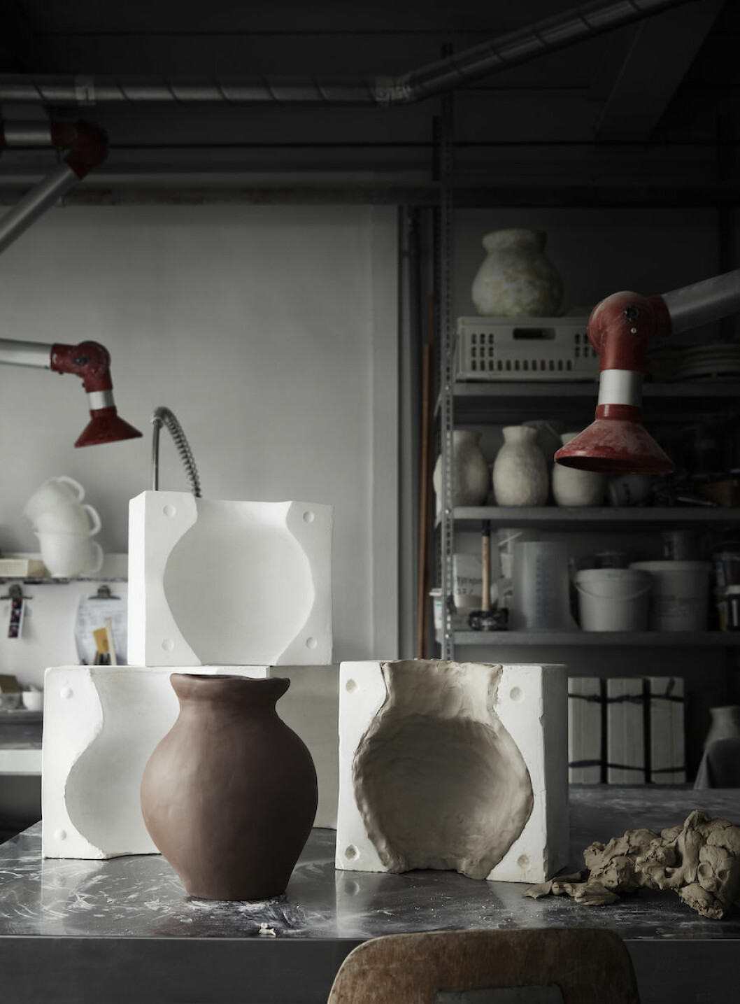 <em> Vaserna gjuts i fem olika former så att det uppstår ett handgjort intryck – och möjligheten att välja mellan formerna. 199:-, ikea.com.</em>