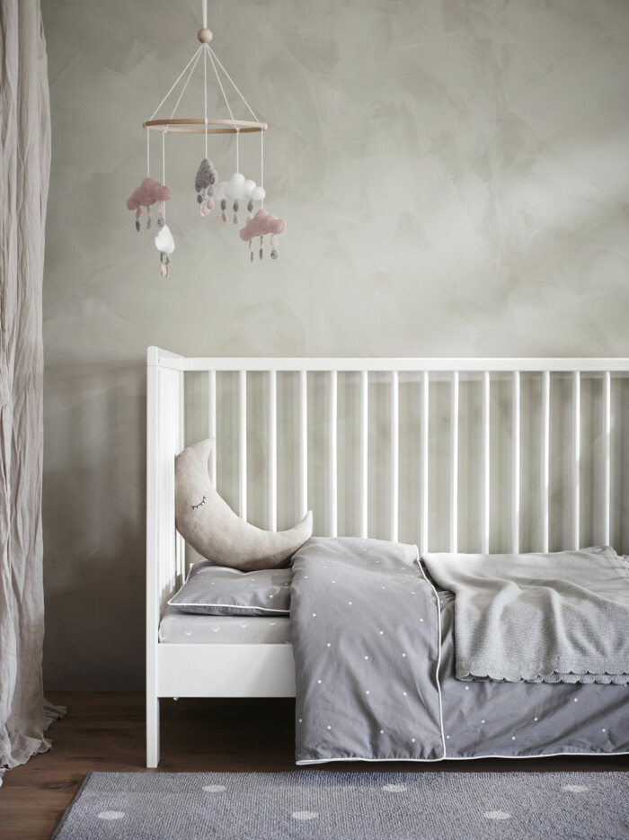 Nyheter till baby och barn från Ikea.<em> Len/Lenast </em>är en kollektion med vita och grå textilier för spjälsängen, som är tidlösa och enkla att matcha.
