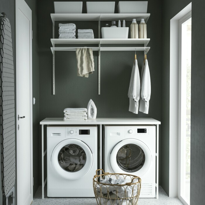 Ikeas förvaringslösningar i serien <span class=" italic" data-lab-italic_desktop="italic">Enhet</span> gör det möjligt att få en rymlig tvättstuga även på en liten yta. Tvättstuga från Ikea