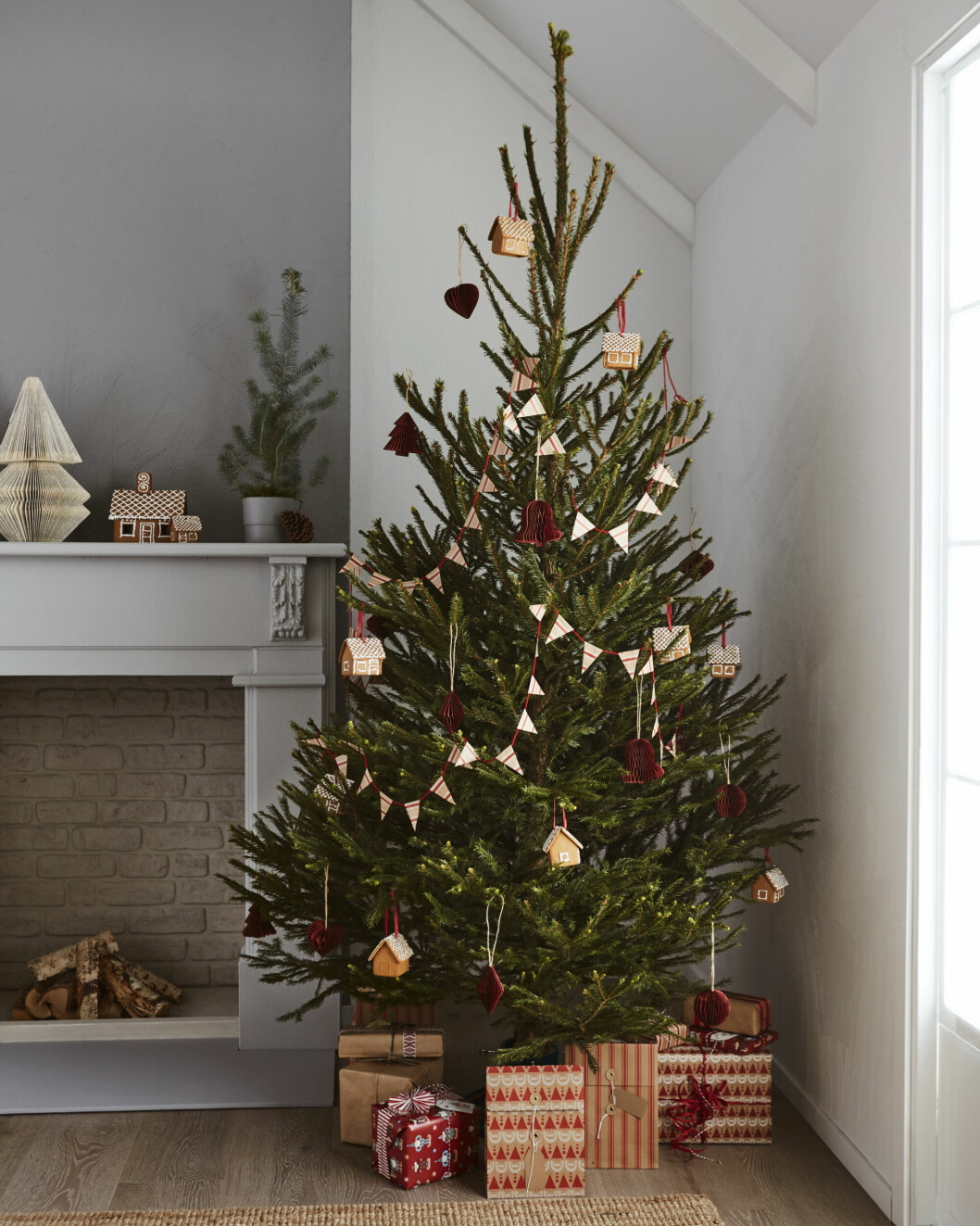 Även Ikea satsar på pynt som ger en traditionell julkänsla. Julgran med juldekorationer från Ikea