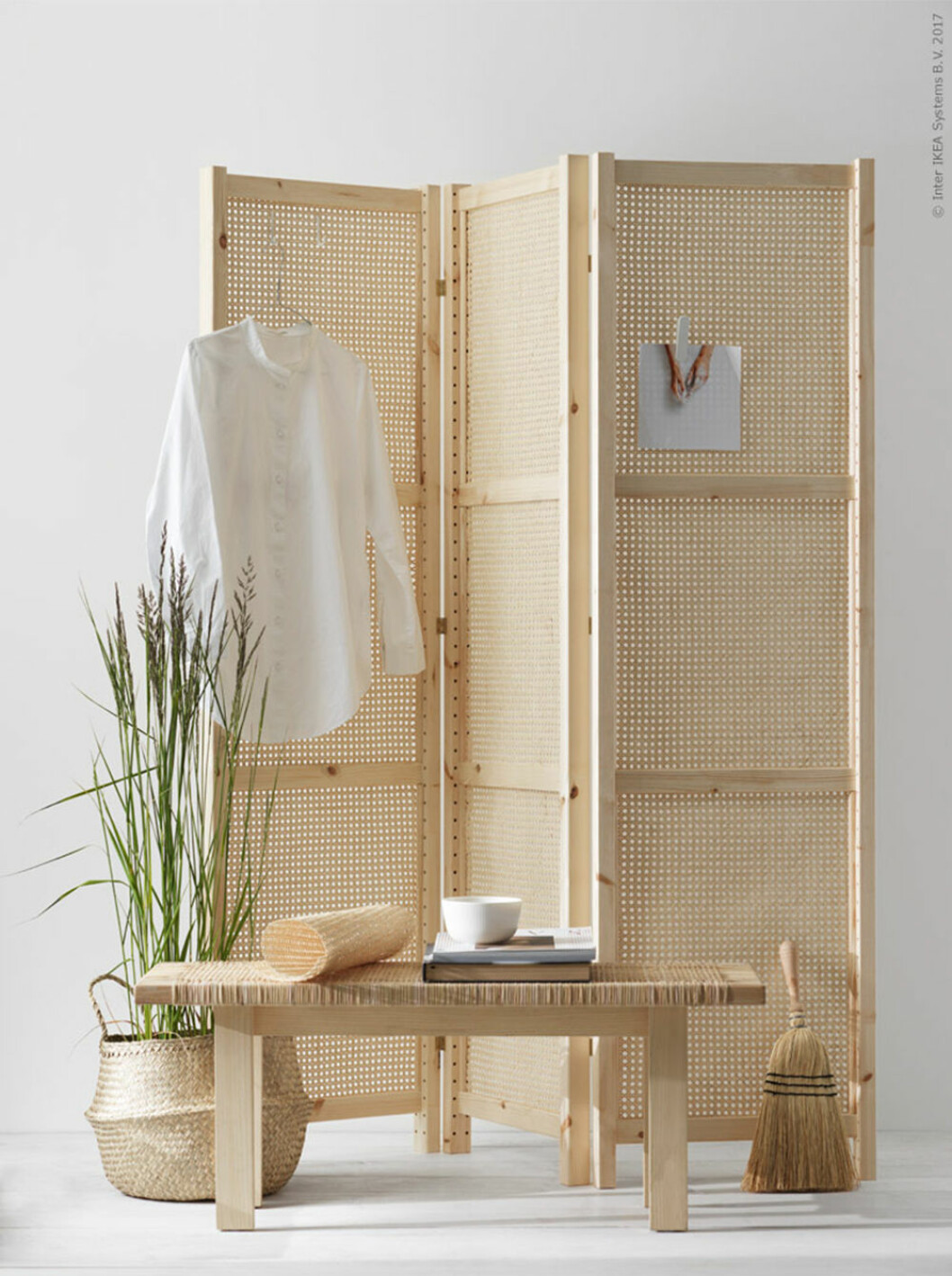 Foto: Ragnar Ómarsson Styling och Ikeahack: Pella Hedeby för <a href="https://livethemma.ikea.se/diy-ivar-vikskarm/" target="_blank" rel="noopener">Ikea Livet Hemma</a> Ikeahack med vikvägg i rotting