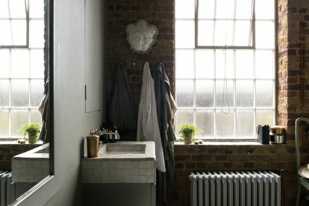 Även badrummet har en genomgående känsla för färg och ljus. ilse crawford bathroom