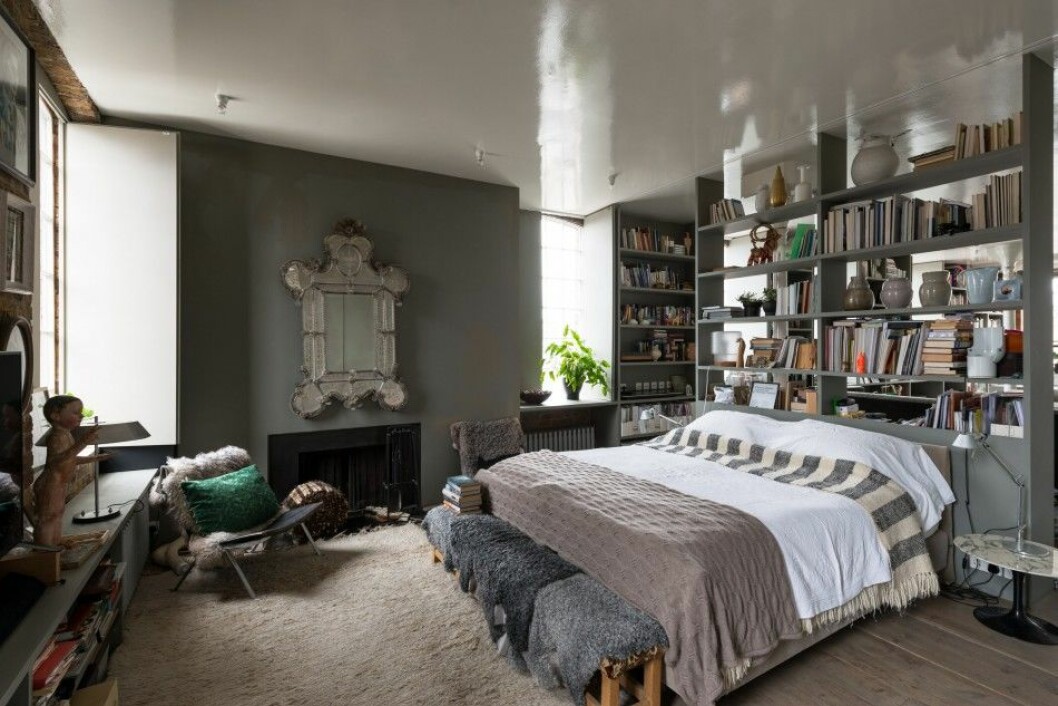 I sovrummet får en bokhylla på ett kreativt sätt både agera sänggavel och rumsavskiljare. Genom att göra så bevarar lägenheten sitt fina ljus. ilse crawford bedroom
