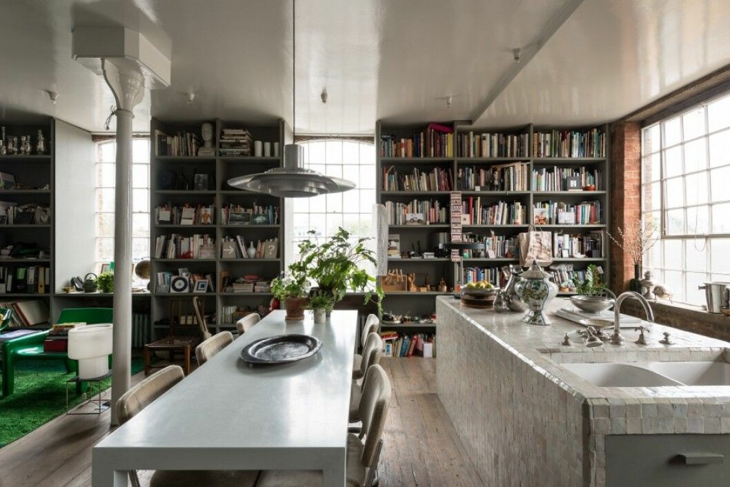 Det ljusa köket har en köksö, därtill löper ett långmalt bord med plats för stora sällskap. ilse crawford kitchen