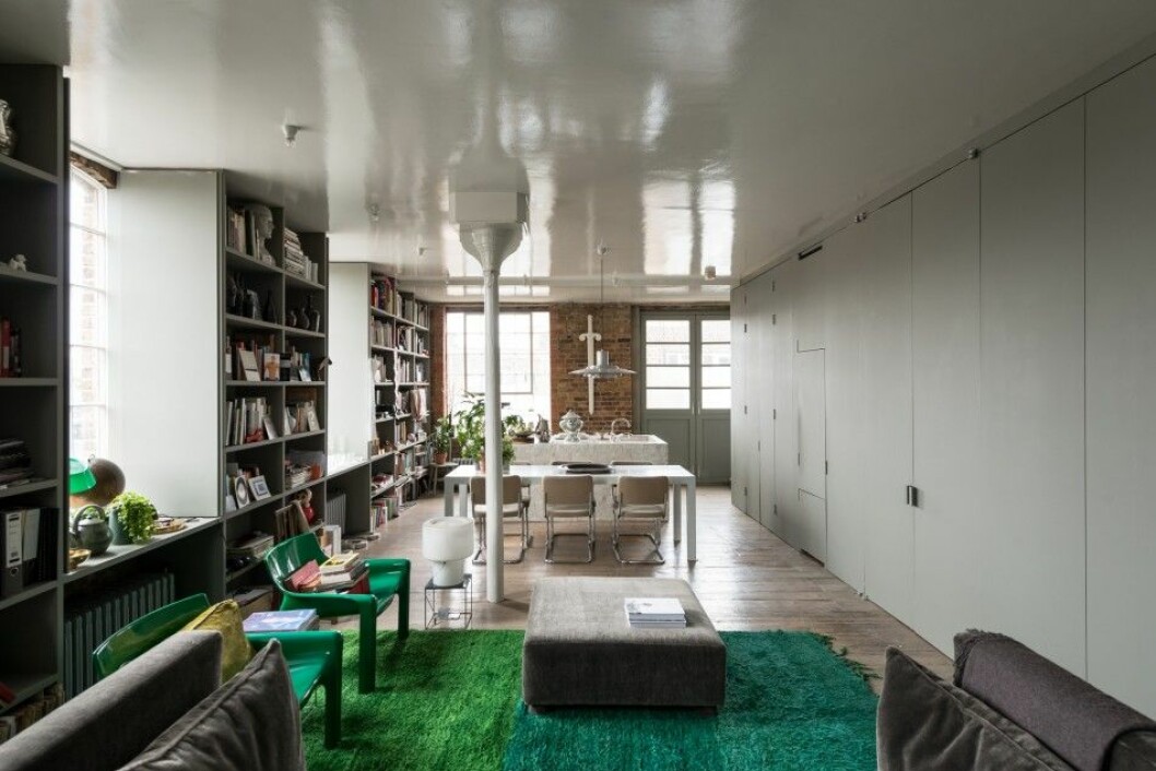 Vardagsrummet är den centrala delen i lägenheten. Ytan maximeras genom förvaringslösningar. På andra sidan löper bokhyllor från golv till tak. ilse crawford livingroom 2