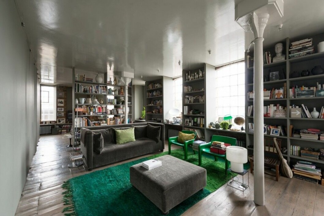 Även på kortsidan av vardagrummet får en bokhylla ta plats. Den agerar även rumsavskiljare till sovrummet. ilse crawford livingroom