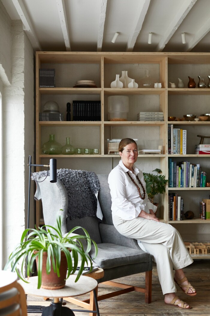 Ilse Crawford är före detta chefredaktör på ELLE Decoration UK. Numera arbetar hon som inredare och formgivare. Med kunder som svenska hotellet Ett hem och just Ikea. Nu släpps nya samarbetet mellan Ikea och Ilse Crawford doftljus och ljusfat