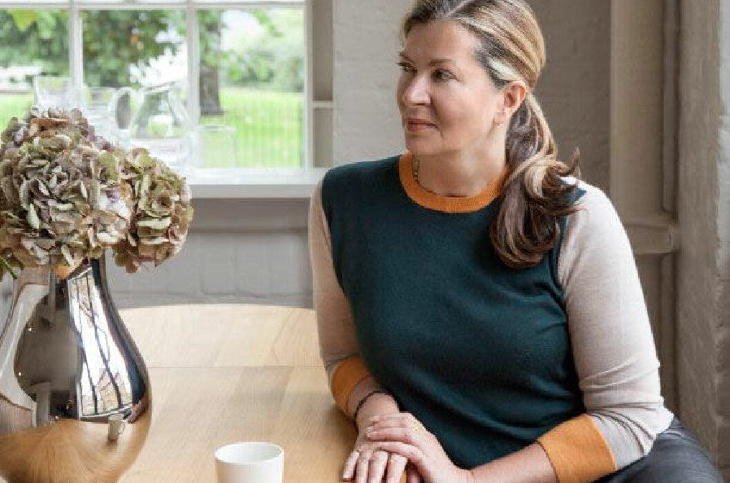 Inredningsdesignern Ilse Crawford med egendesignad vas för Georg Jensen.