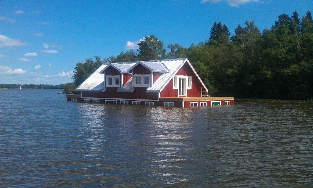 Hotell Oops! ser ut att sjunka ned i Mälaren. Hotell Oops! ser ut att sjunka ned i Mälaren.