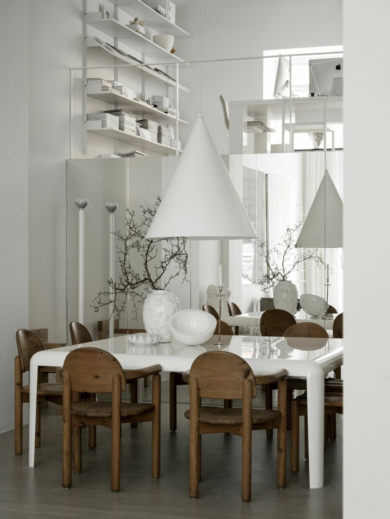 Matbord med stolar i furu vit stilren inredning