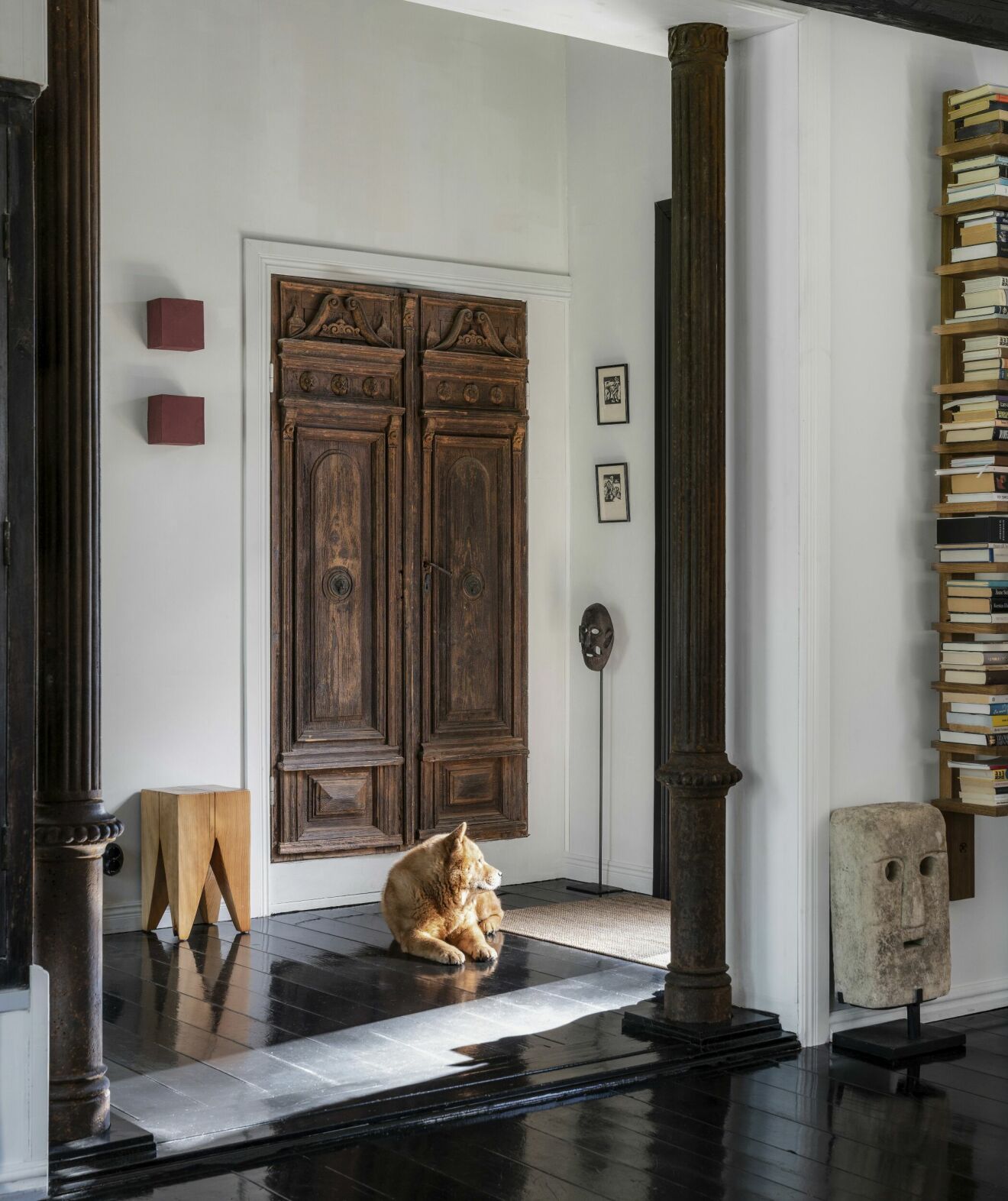 Antika pelare från Ungern, köpta av antikhandlaren Richard Cederberg på CIA Cederbergs interiors &amp; antiques i Dalarna. Masken i sten och en afrikansk mask. Hund vilar på golvet.