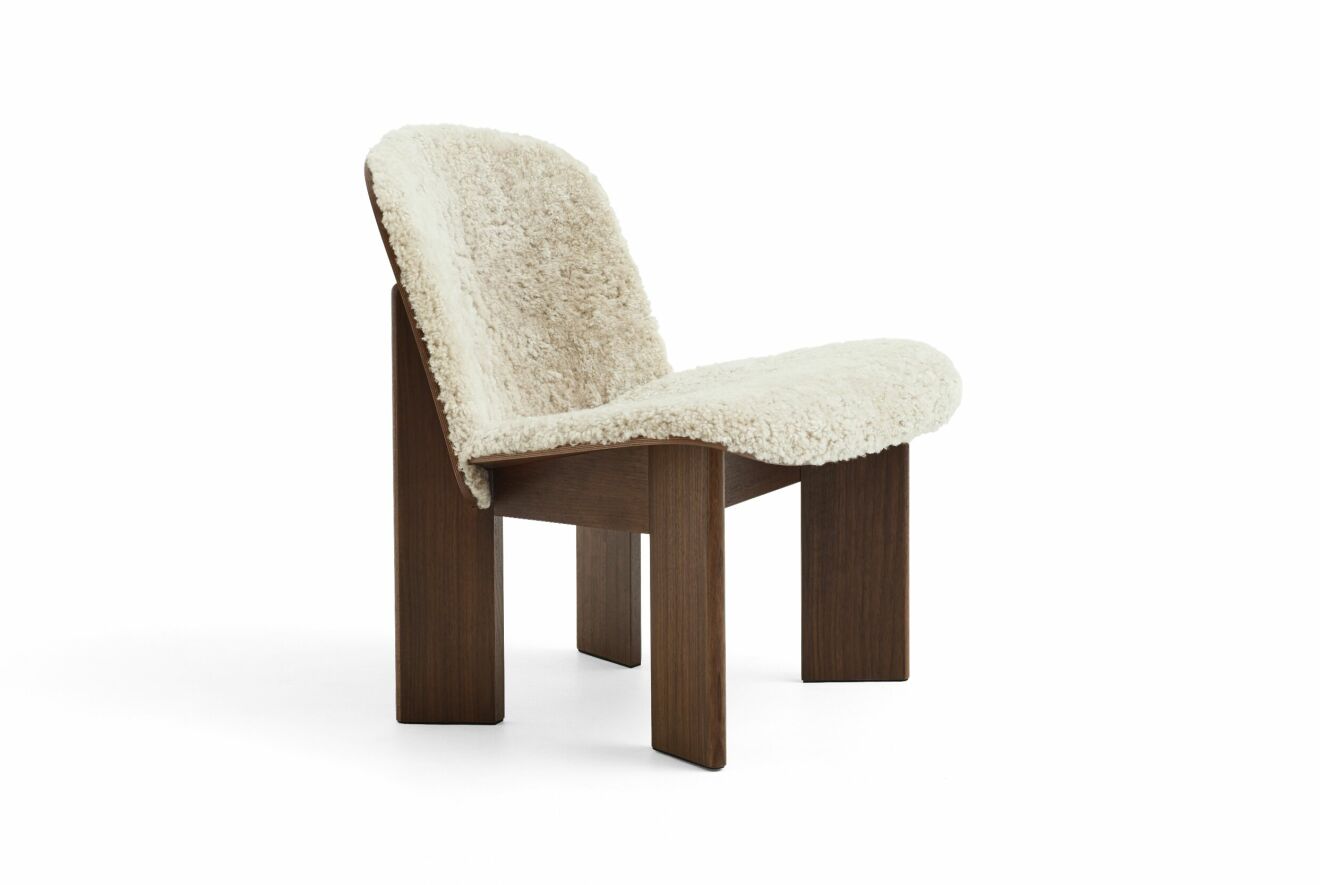 Chisel lounge chair från Hay med mjuk fårskinns­klädsel.