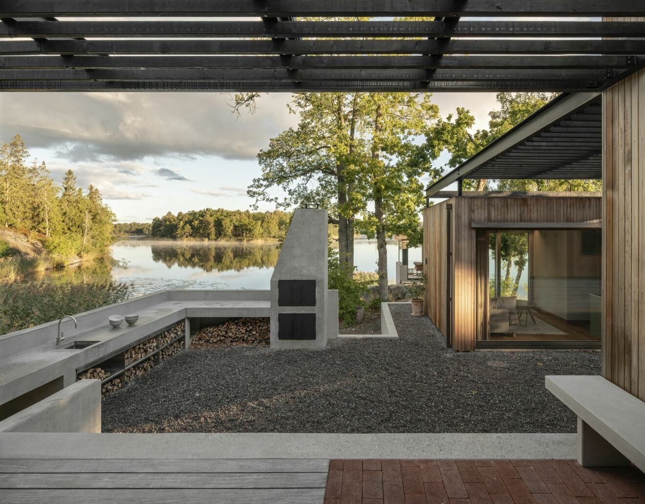 Utekök betong med utsikt över sjö