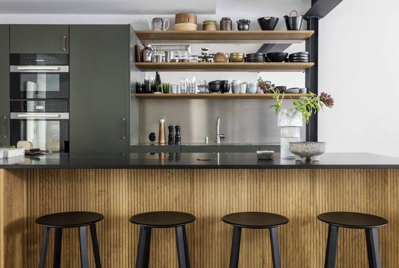 Vackert platsbyggt kök från Nordiska kök med specialblandad grön kulör. Matt granitbänkskiva från Granitfabriken i Skåne med rostfri diskbänk.