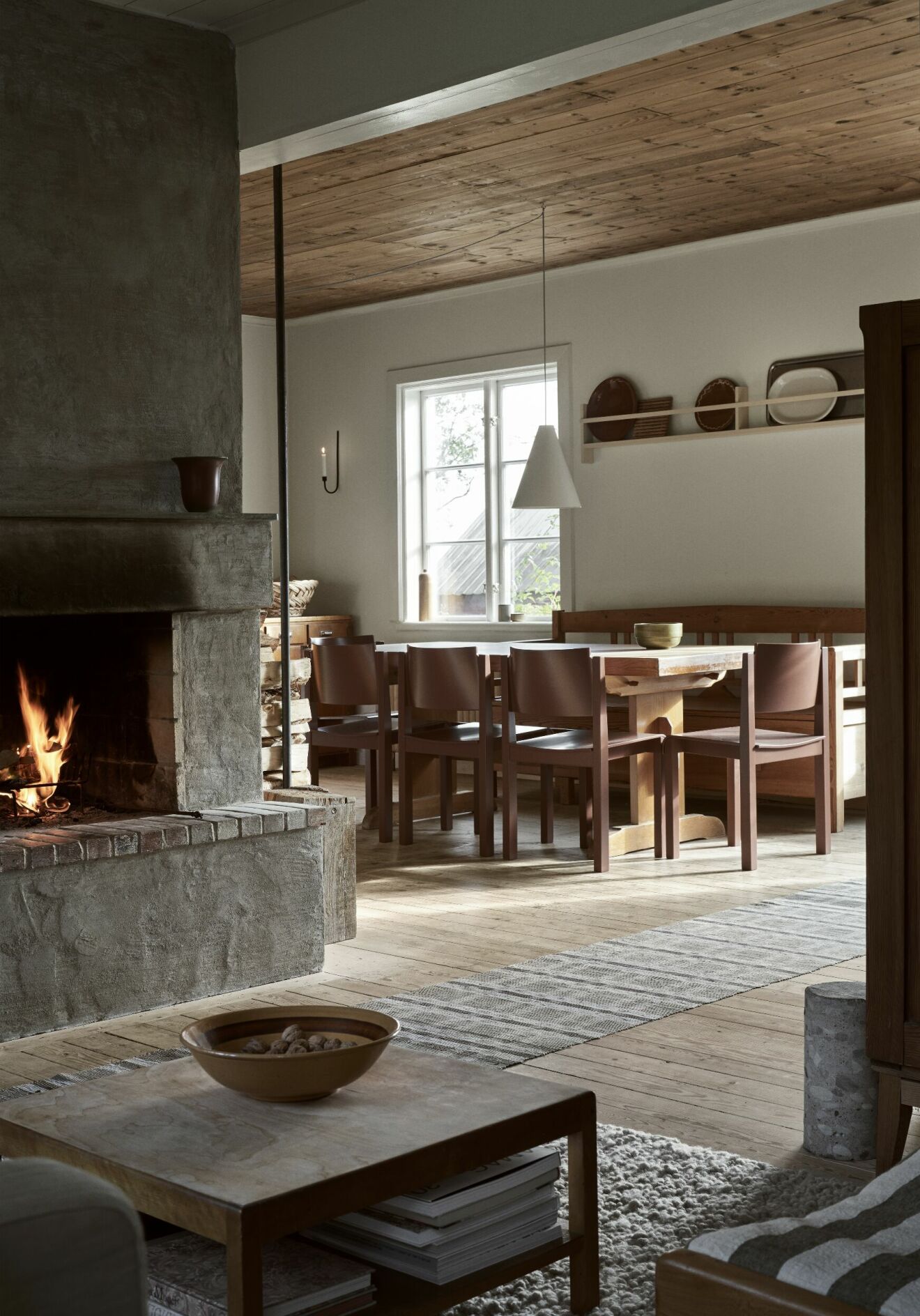 Kök och vardagsrum. Stolarna är en ut­gången modell från Balzar Beskow. ­Öppna spisen är platsbyggd på gammal skorstensstock.