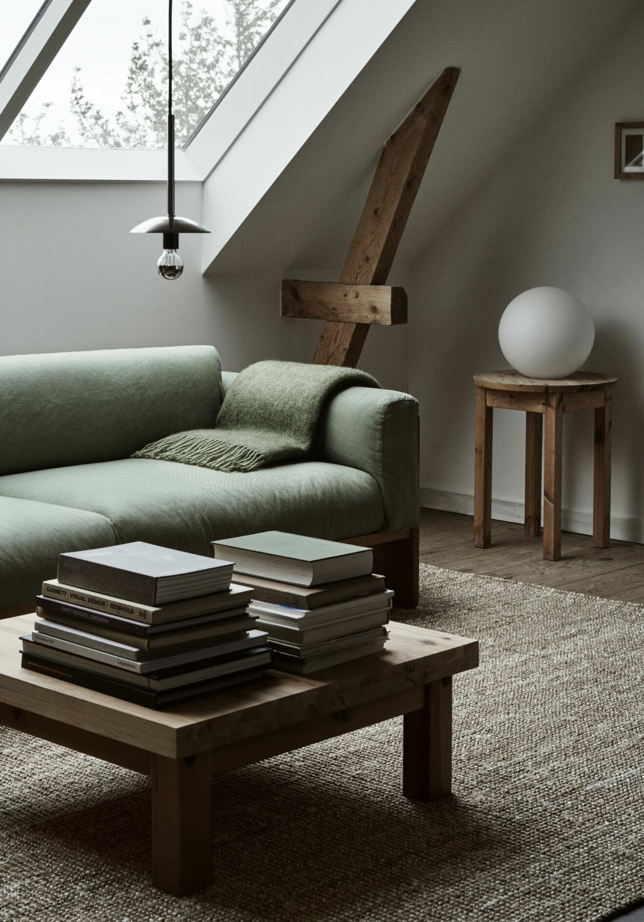 Ateljén med soffa Bastiano av Tobia Scarpa för finska Haimi, Bordet är vintage.
