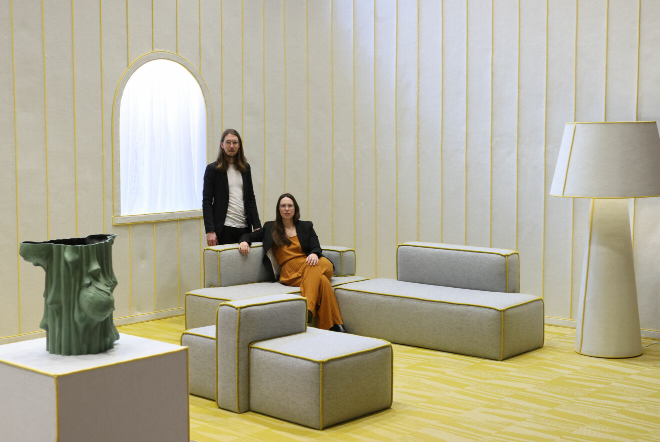 Fredrik Färg och Emma Marga Blanche i sin gula utställning för EU