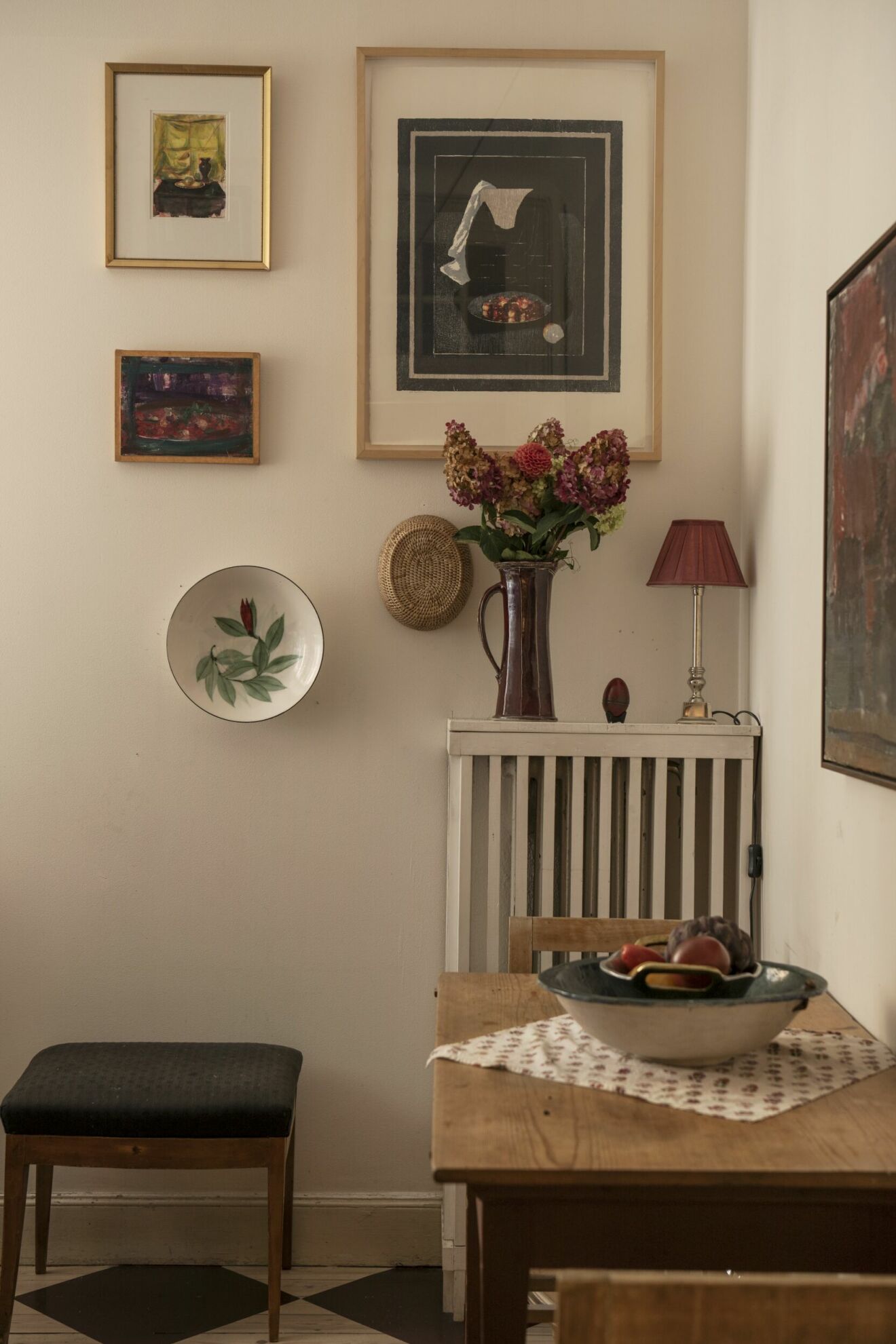 I det mysiga köket ett träsnitt på papper, en olja på pannå och en akvarell på papper av
Mac ­Hamilton, på väggen hänger även ett fat från ­Kajsas ­mormor.