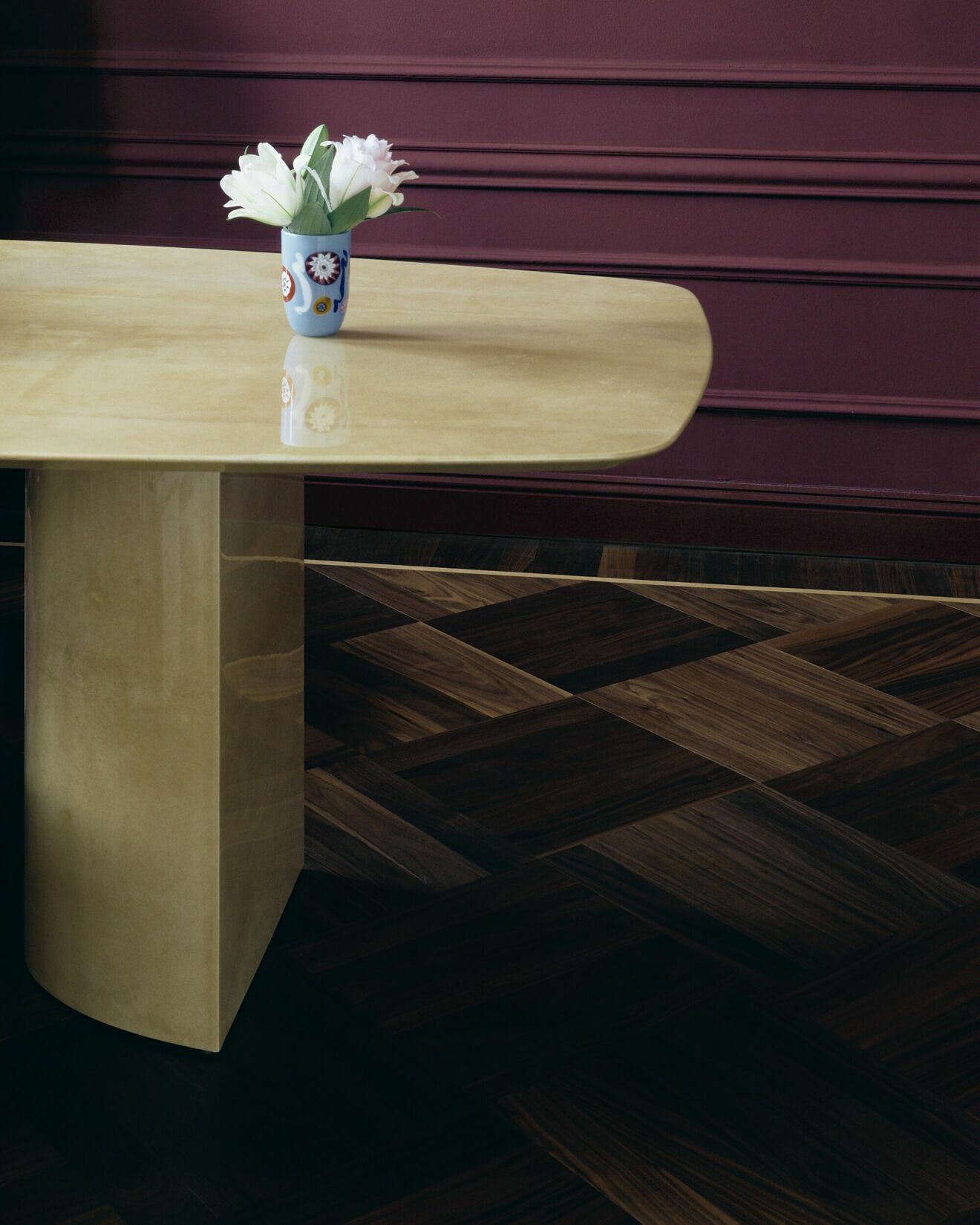 Bordet är designat av Aldo Tura. Vasen är från LagunaB. Golvet är i massiv valnöt som lagts i diagonalruta med skiftande träriktning.