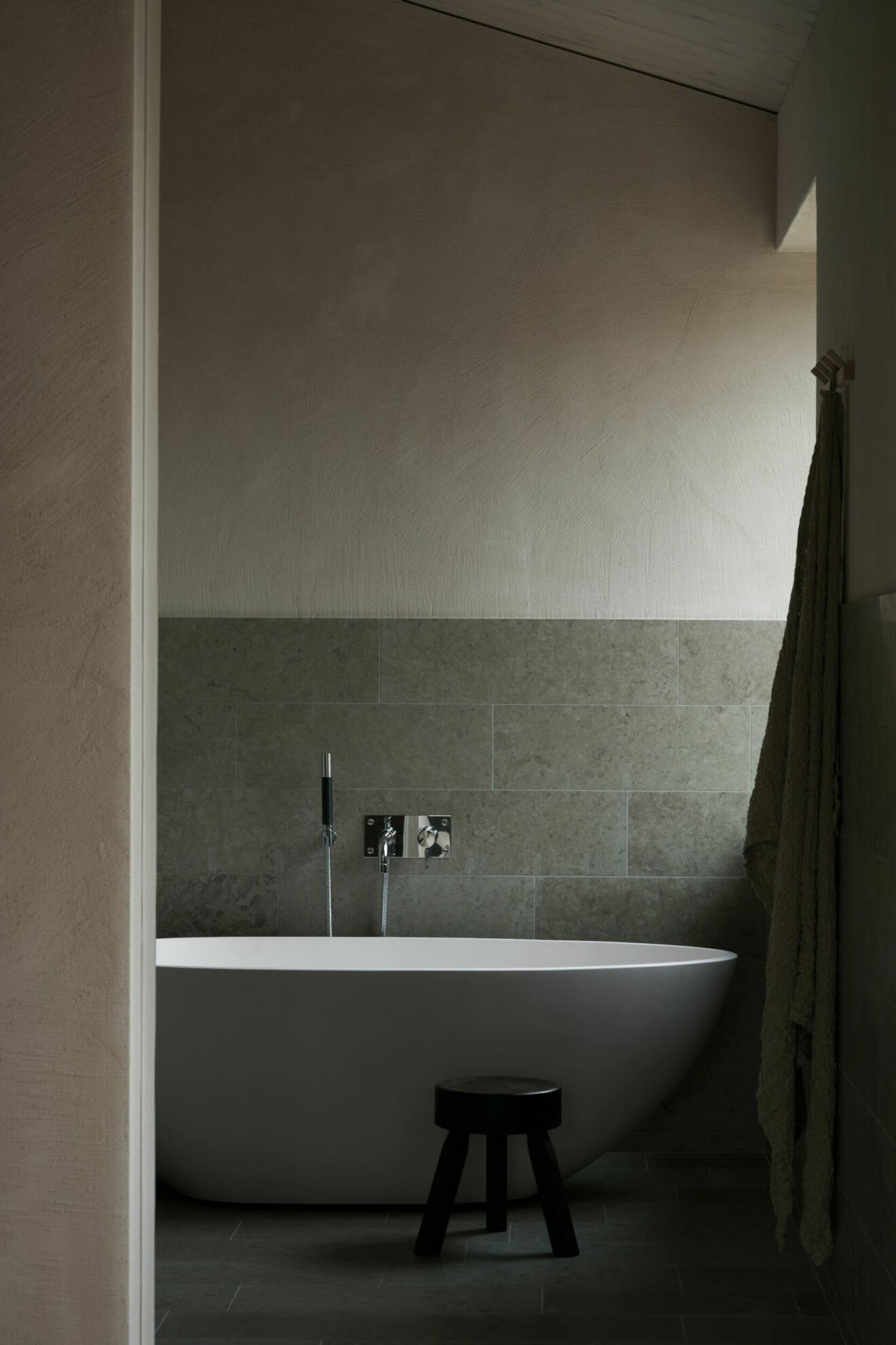 Även badrummen är klädda i kalksten som ger en vacker kontrast mot väggarnas puts. Här med badkarsblandare från Tapwell och pallen AML från Frama.
