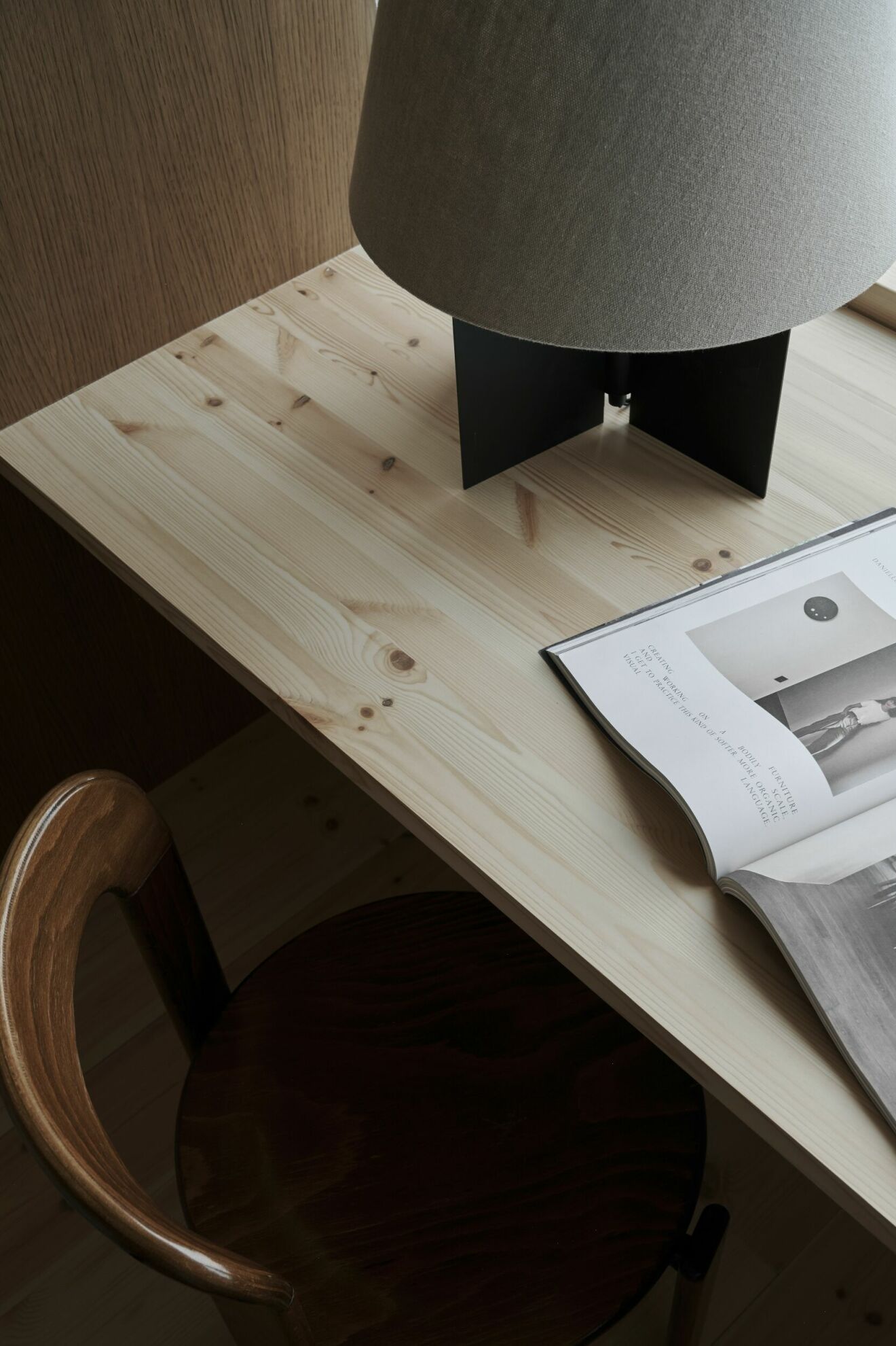 Platsbyggt ­arbetsbord med lampa av ­Vincent Van Duysen för Zara home, stol Rey chair från Hay.