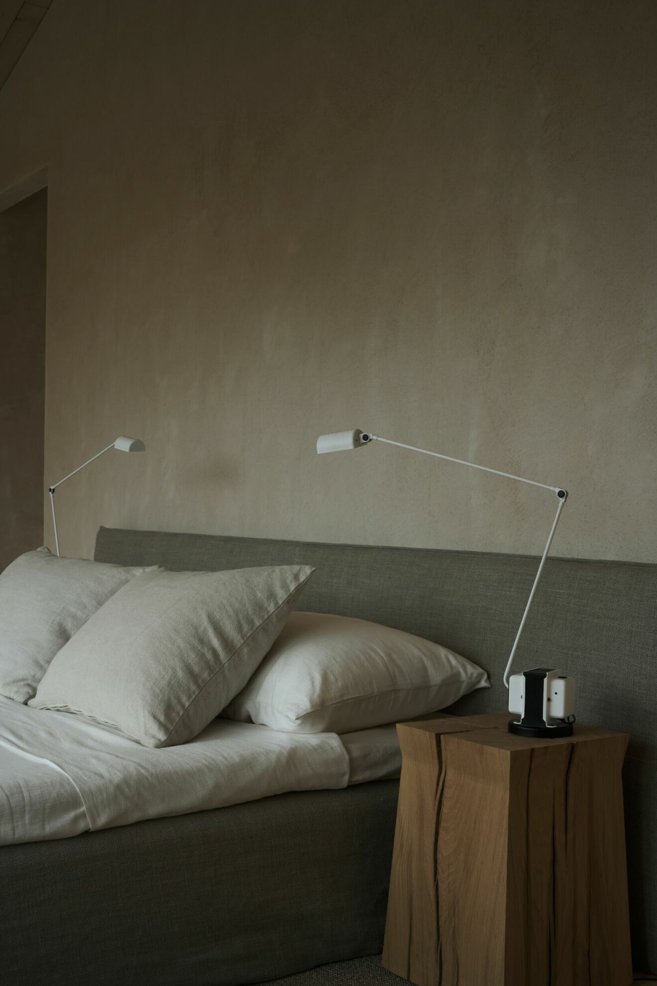 Sovrum med sänggavel Simplicité, design Pella Hedeby för Sérénité, träpallar från Noorstad och lampor Daphine från Lumina.