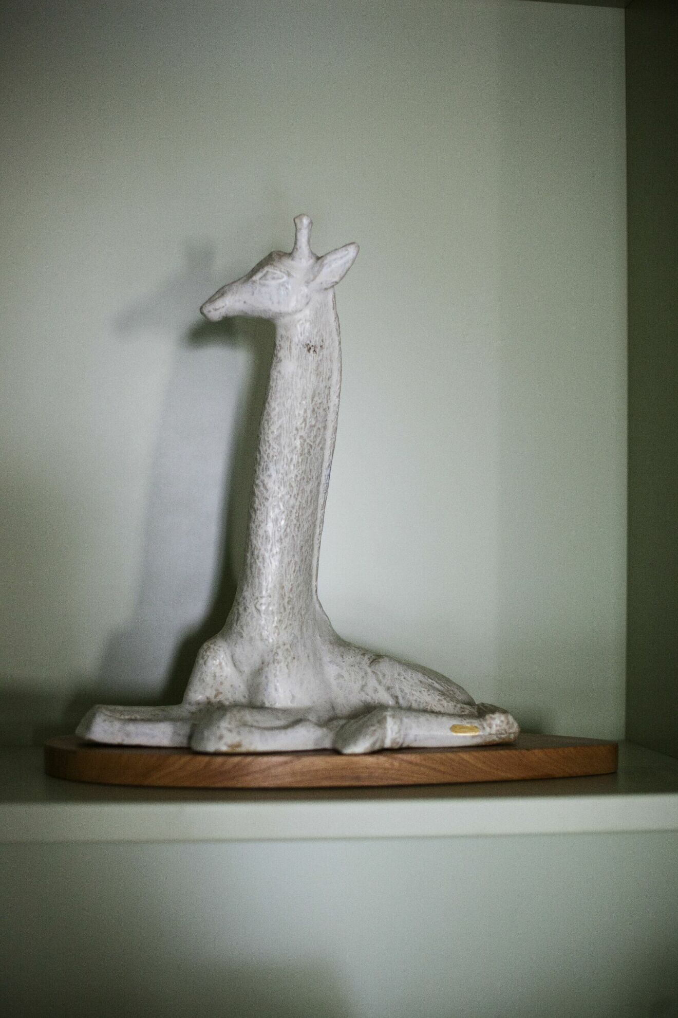 Giraffen är en Lillemor Mannerheim-modell från Gefle porslinsfabrik, utförd på Rörstrand tidigt 1960-tal.