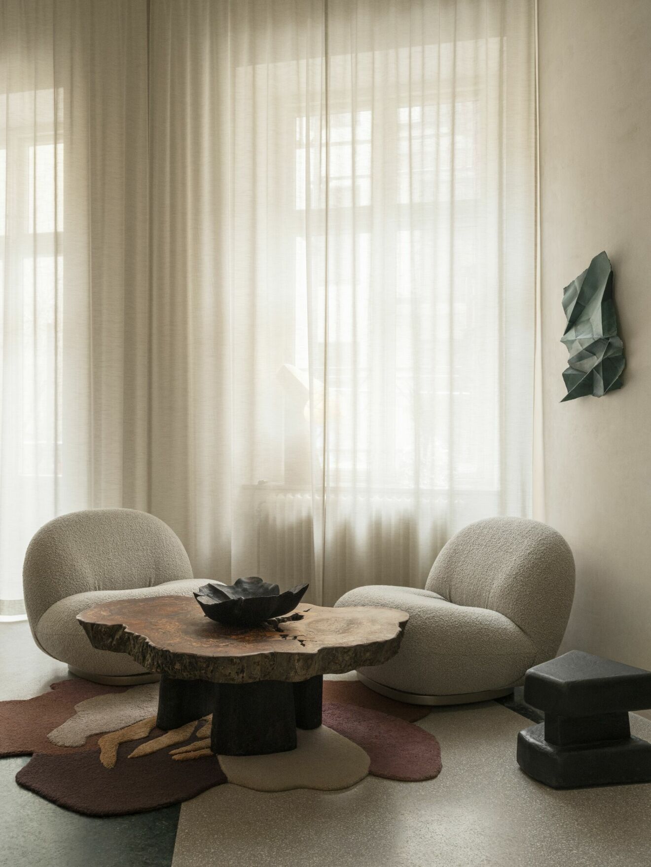 Pacha lounge chair som formgavs av Pierre Paulin står passande nog i Personas loungedel. Framför står soffbordet Jewel som tillverkats helt i almträ.