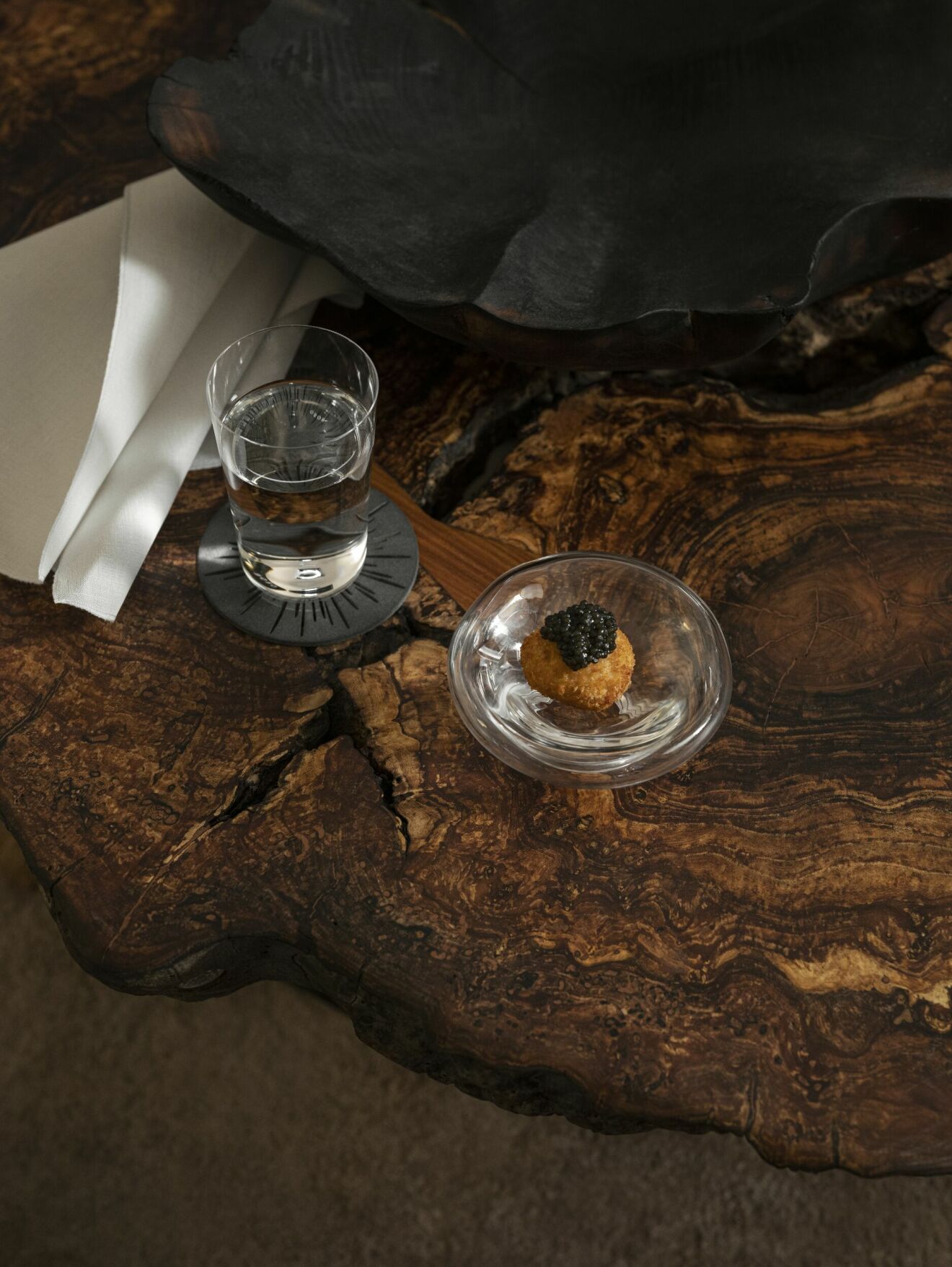 Soffbordet Jewel av Erik Bratsberg, tillsammans med Anna Christina Elisabeths organiska träskulptur.