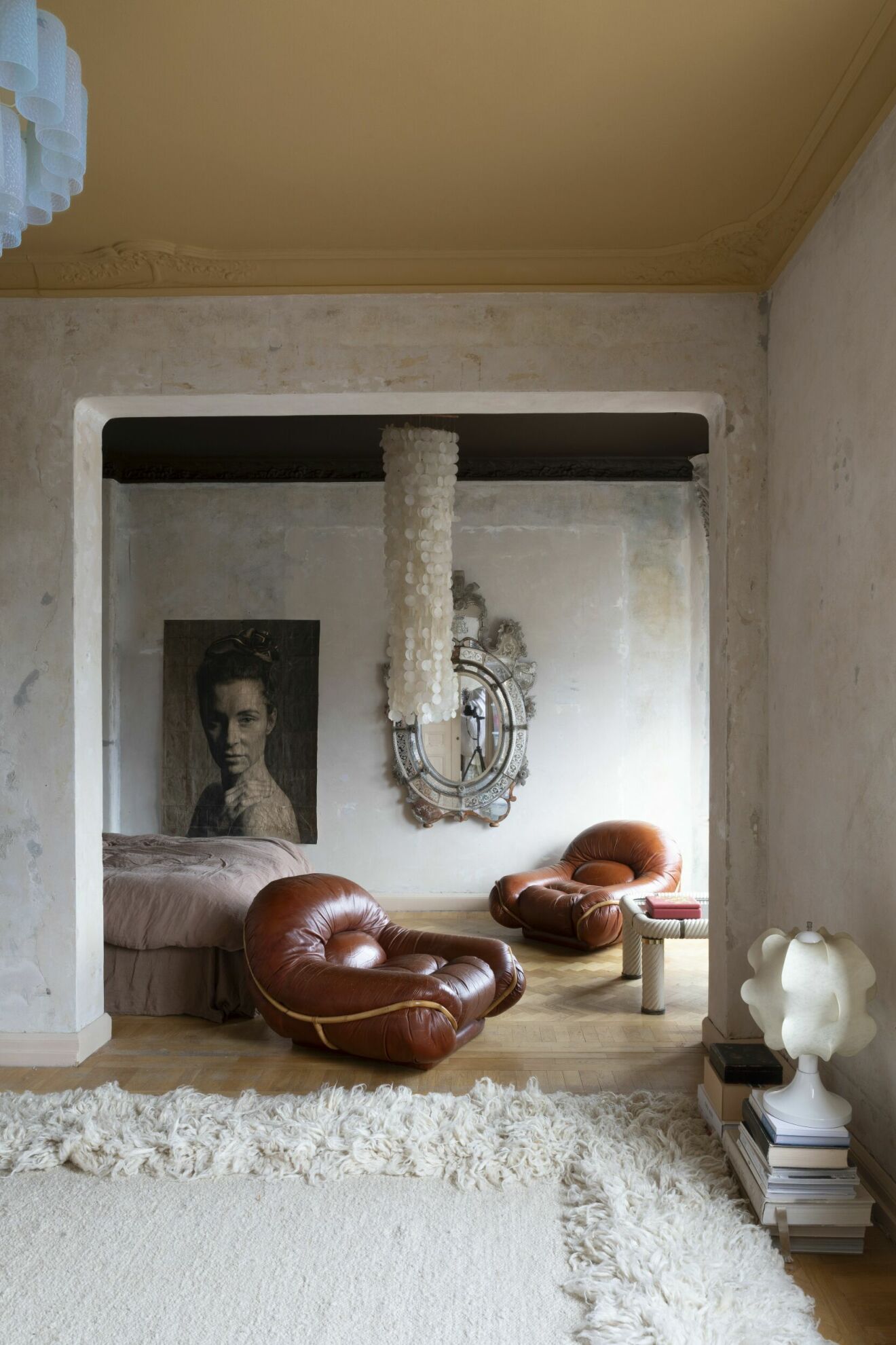 Fåtöljer, italiensk vintage, 1970-tal, säng Jensen, fotokonst på väggen av Patricio Reig, liten vintagelampa Cocoon.