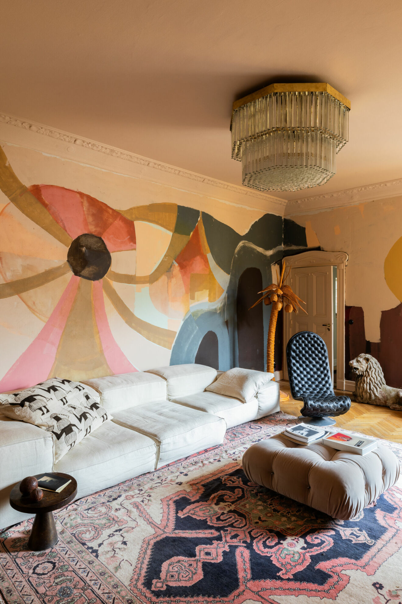 Soffa, Living divani, ­Karastan-matta, muralmålning av Mirja Ilkka som också målat väggarna i palatset på Sicilien. Snurrstol i skinn av Verner Panton.