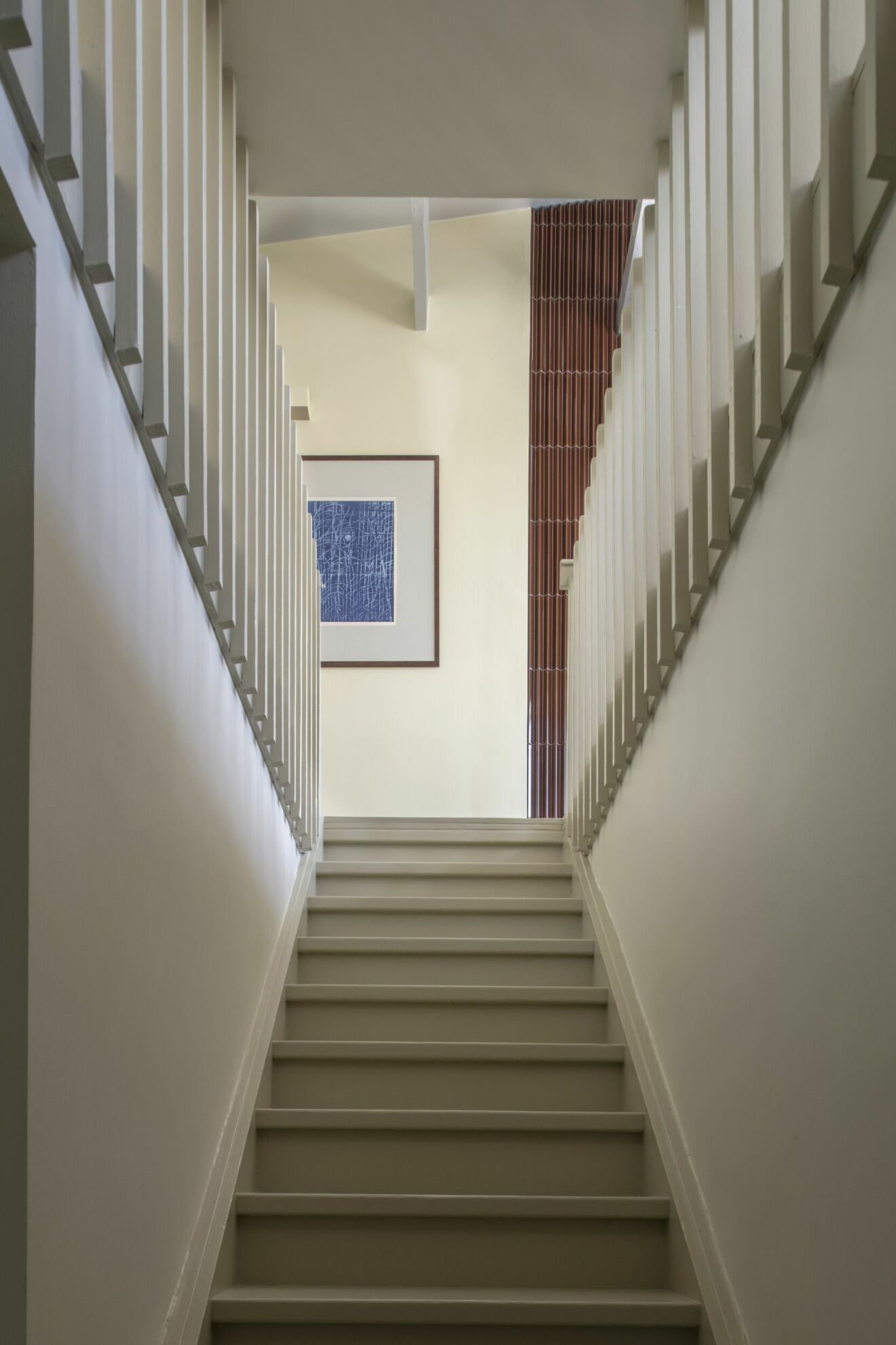 smal trappa trappräcke 50-talsvilla rött kakel blå tavla