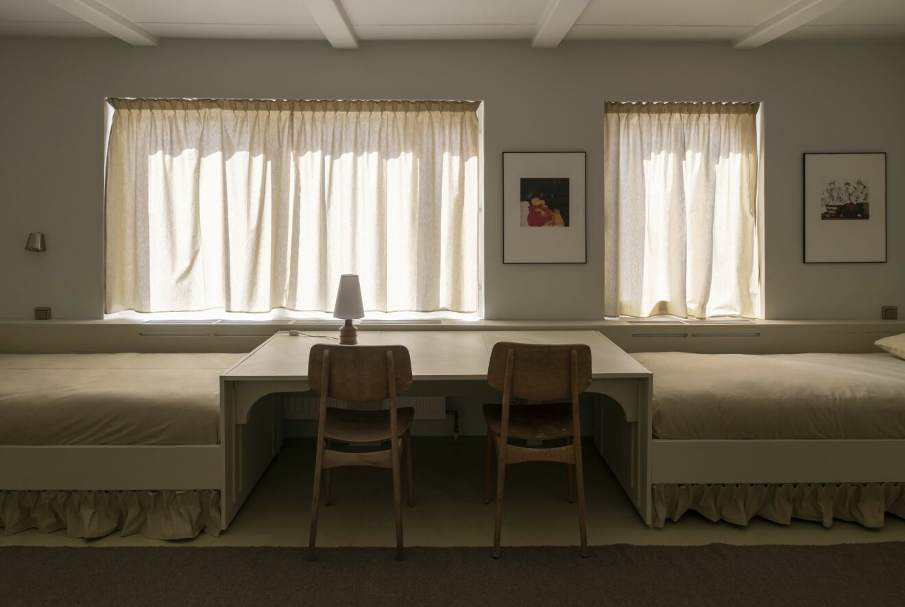 50-talsvilla sovrum skrivbord beige gardiner trästolar