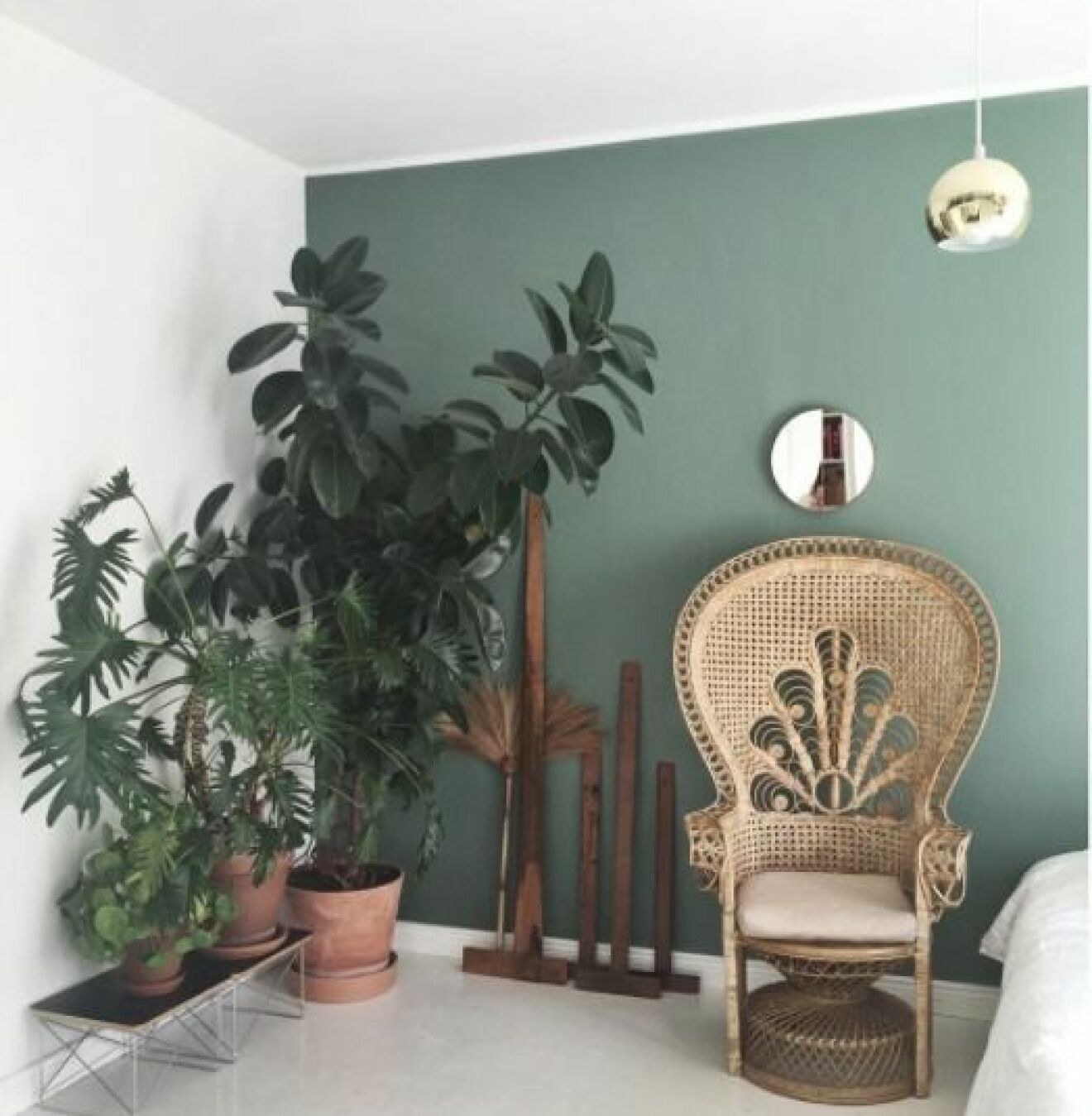 Bedroomlove #bedroom #greenwall #peacockchair #greenhomebook @greenhomebook @tikkurila_suomi @kekkila_garden.