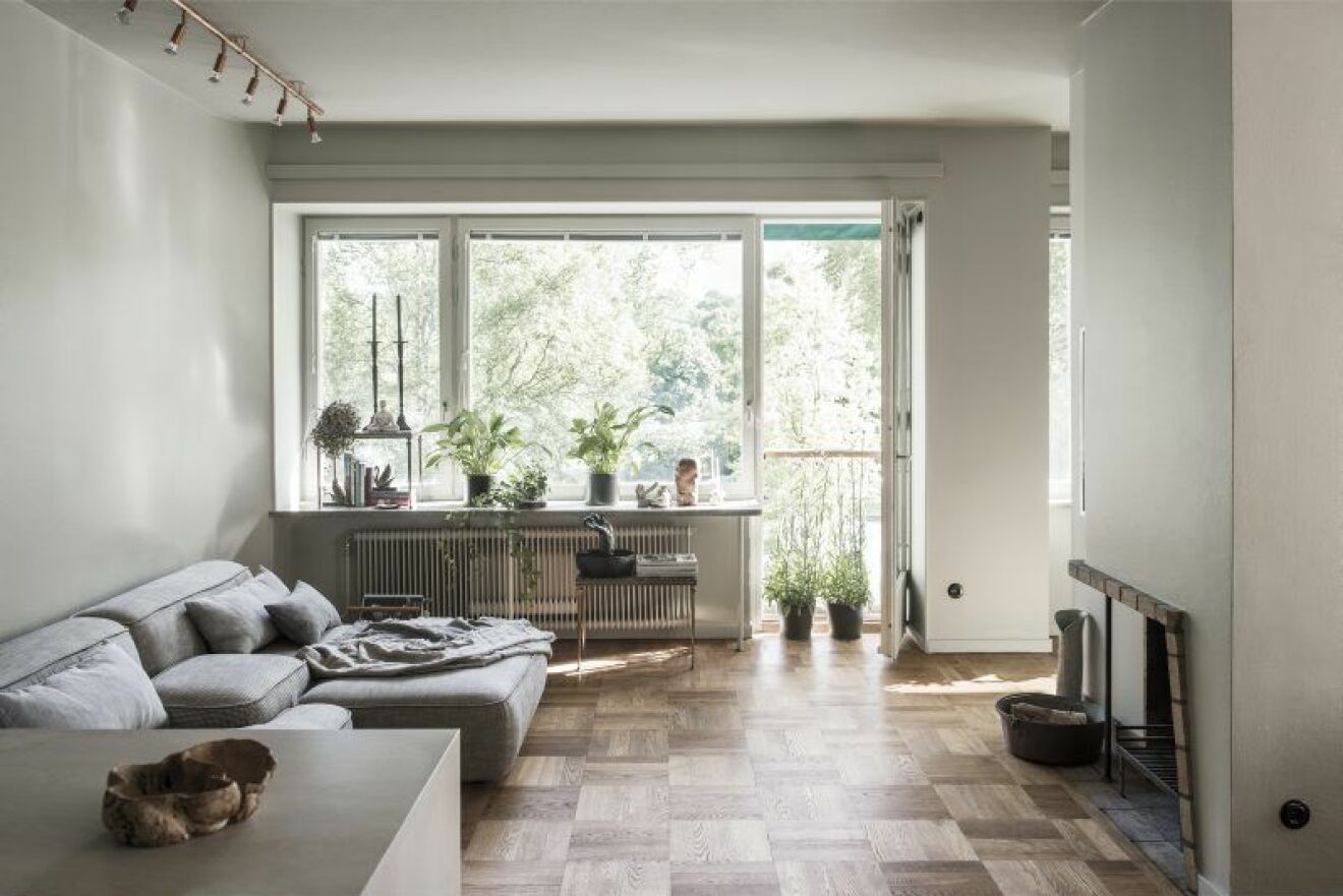 Vardags- rummet, som också fungerar som ateljé, är lägenhetens givna nav. Framför den öppna spisen står soffan Cloud från Lema, designad av Francesco Rota. 