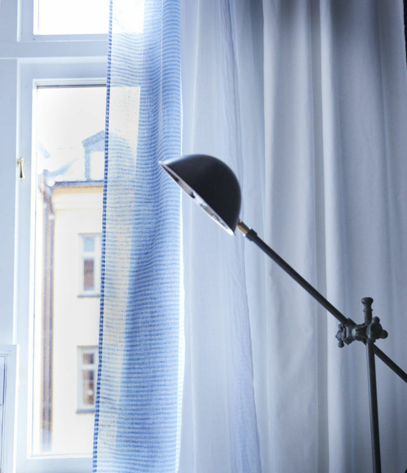Blå gardiner ochsvart bordslampa. Jotex vårnyheter 2018.