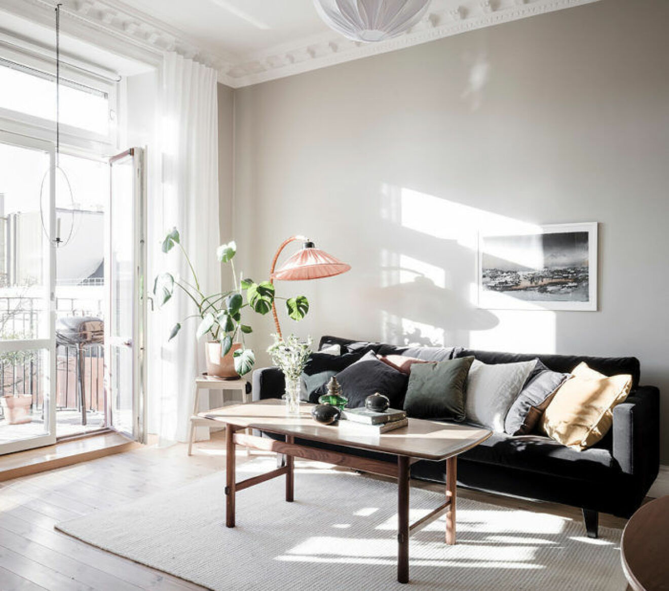 Livingroom in light colours, green plants and pink details. Scandinavian interior decoration ideas and inspiration.