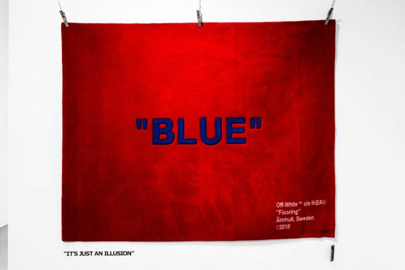 Bild på röd matta med ordet "blue" från Ikea:s Markerad-kollektion tillsammans med Virgil Abloh. 