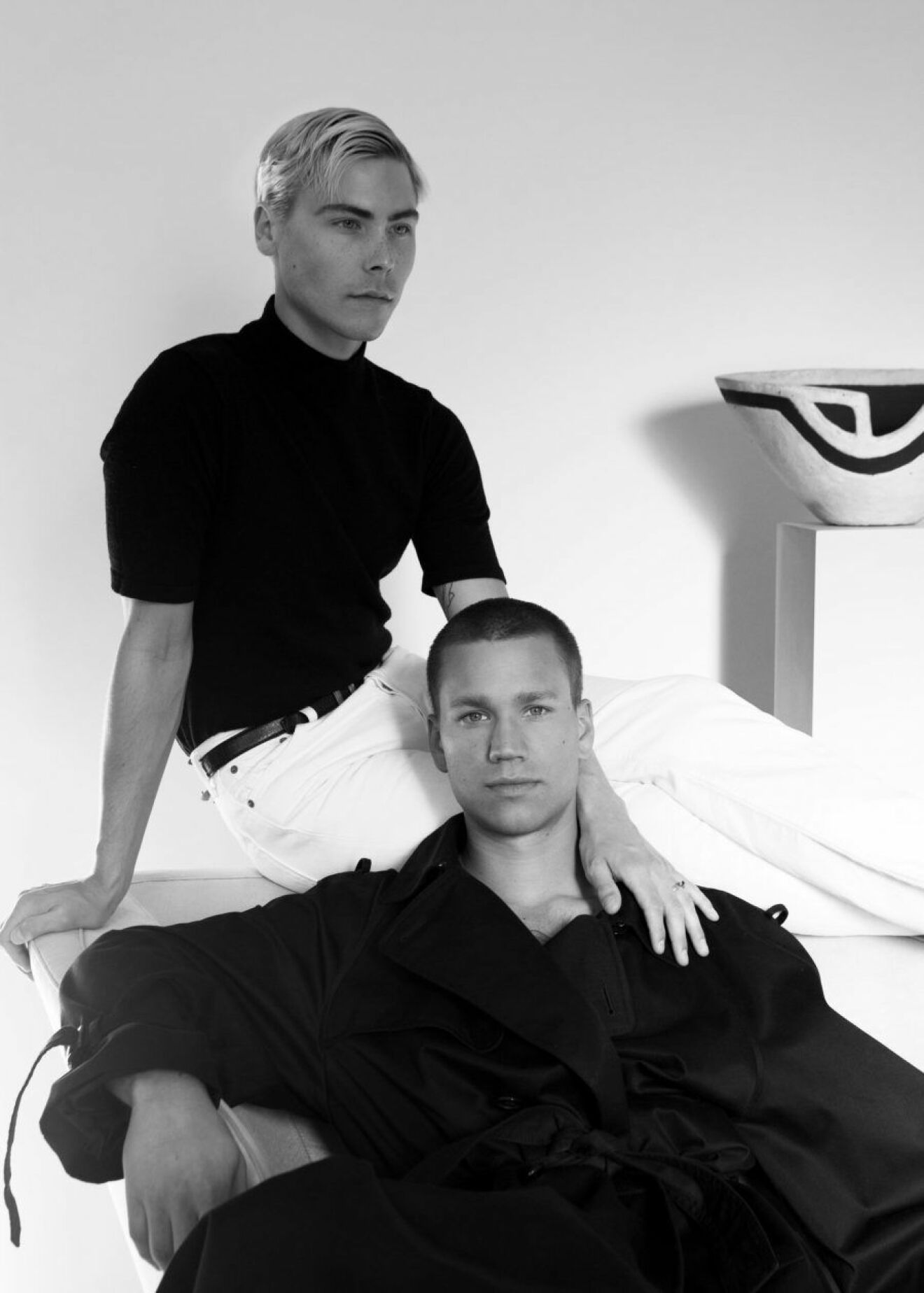 Bild på Odem Ateliers grundare Nikodem Calczynski tillsammans med Jonathan Krook, stylist.