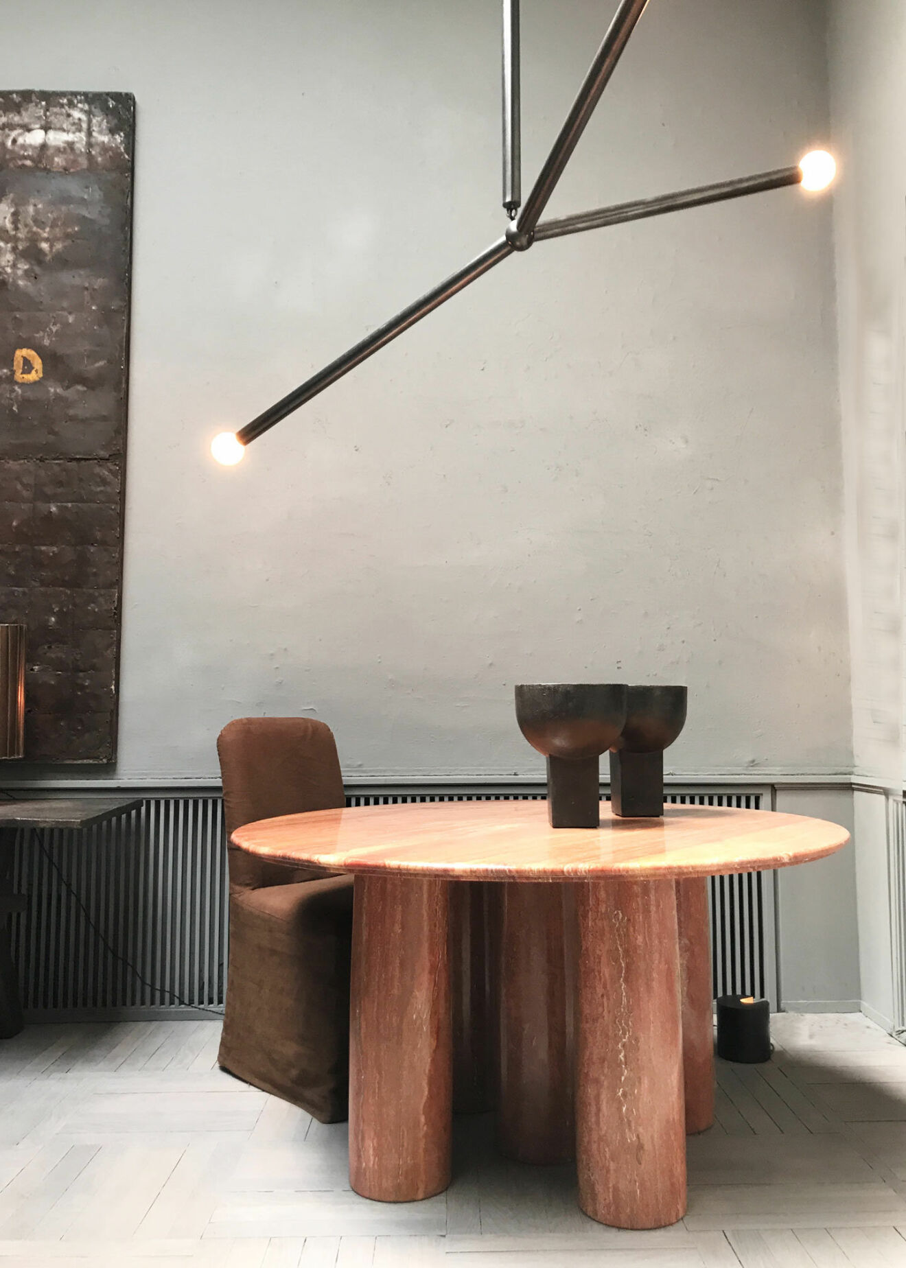 Foto från Oliver Gustavs studio i Köpenhamn med bord från Mario Bellini och lampa från Apparatur Studio.