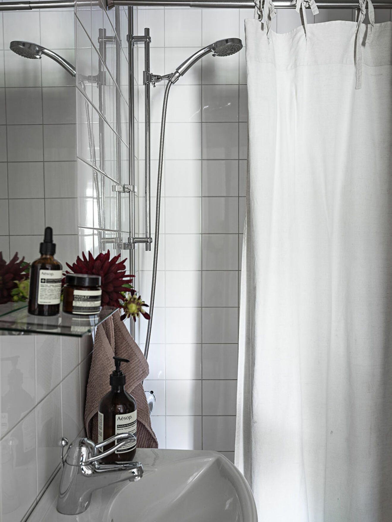 badrum med tvålar, krämer, duschdraperi