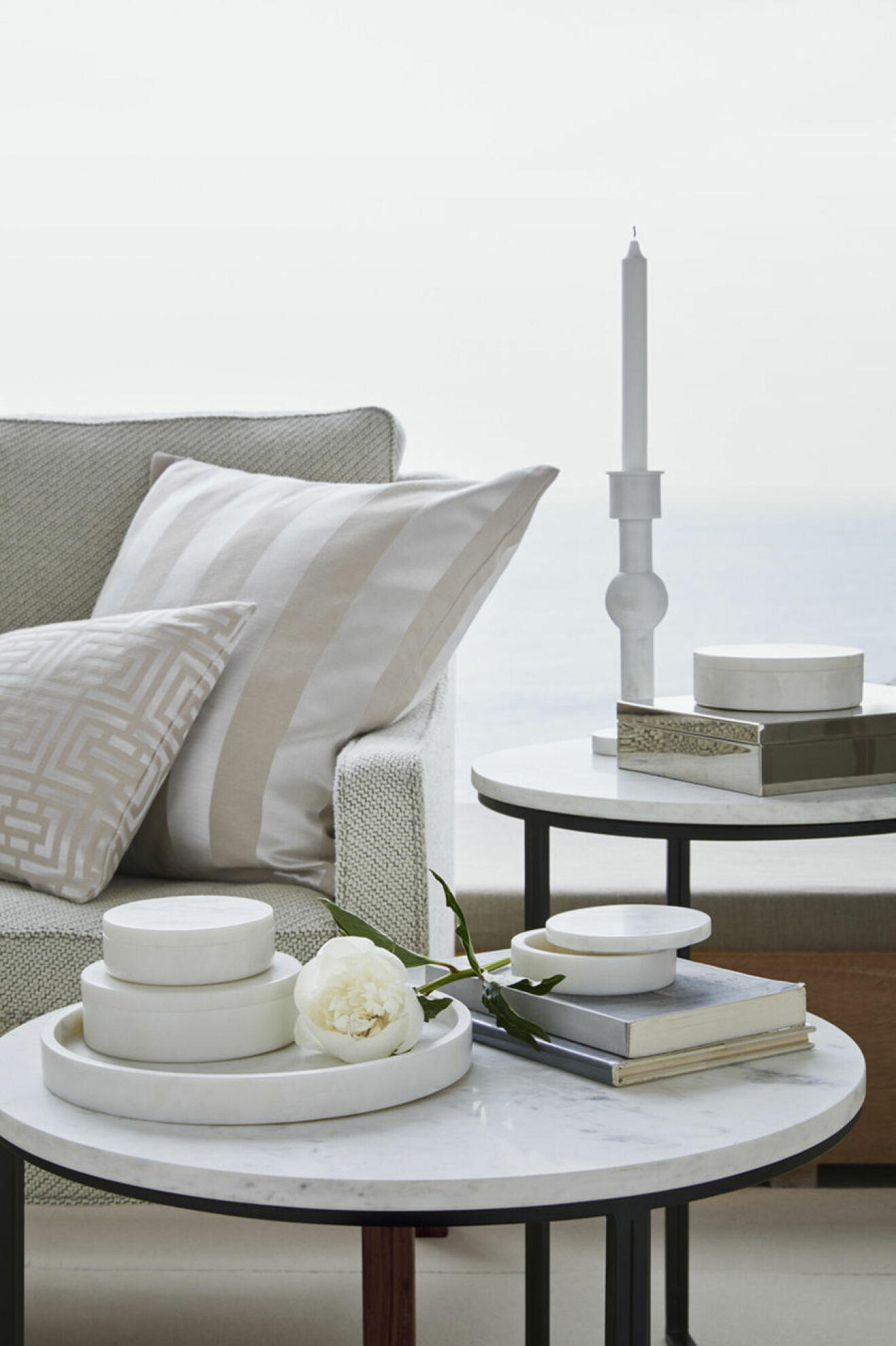 HM Home Classic soffa med marmorsidobord och porslin